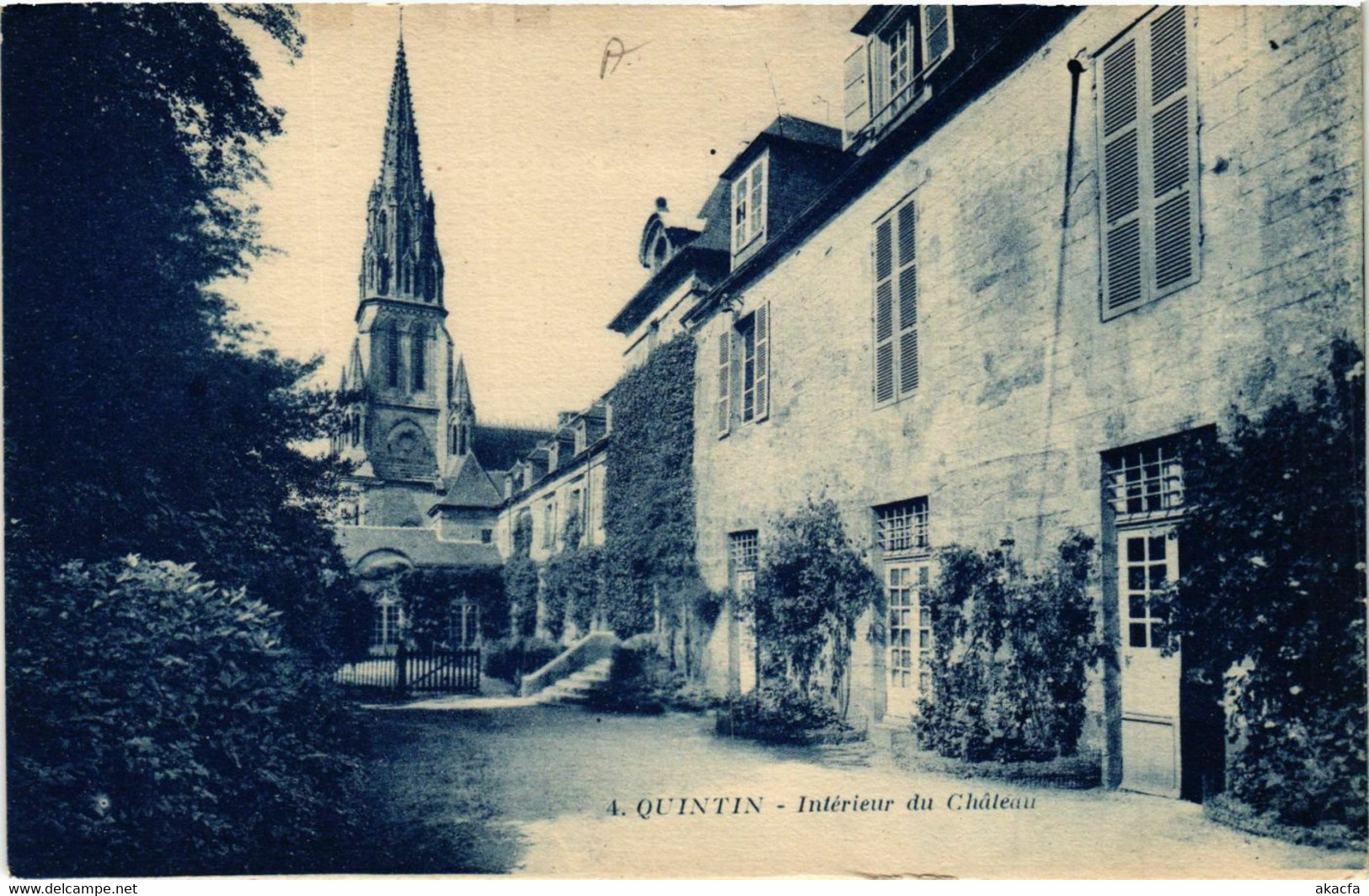 CPA AK QUINTIN - Intérieur du Chateau (381409)