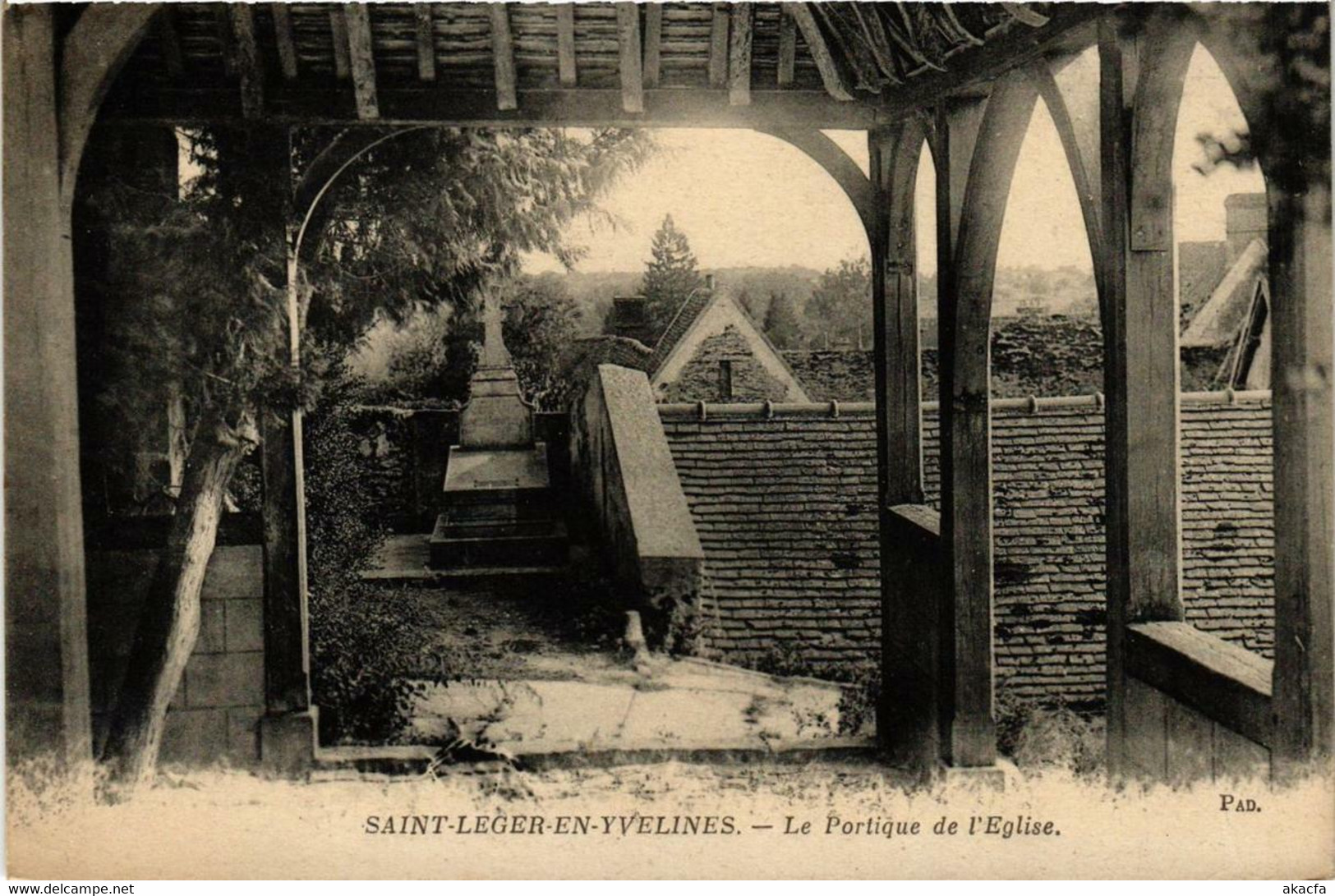 CPA AK St-LEGER-en-YVELINES Le Portique de Église (617890)