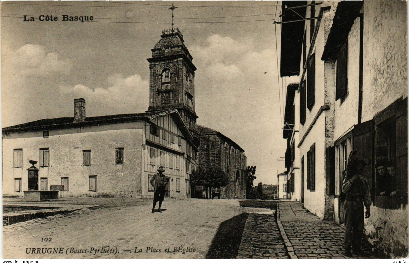 CPA AK URRUGNE La Place et l'Église (411937)