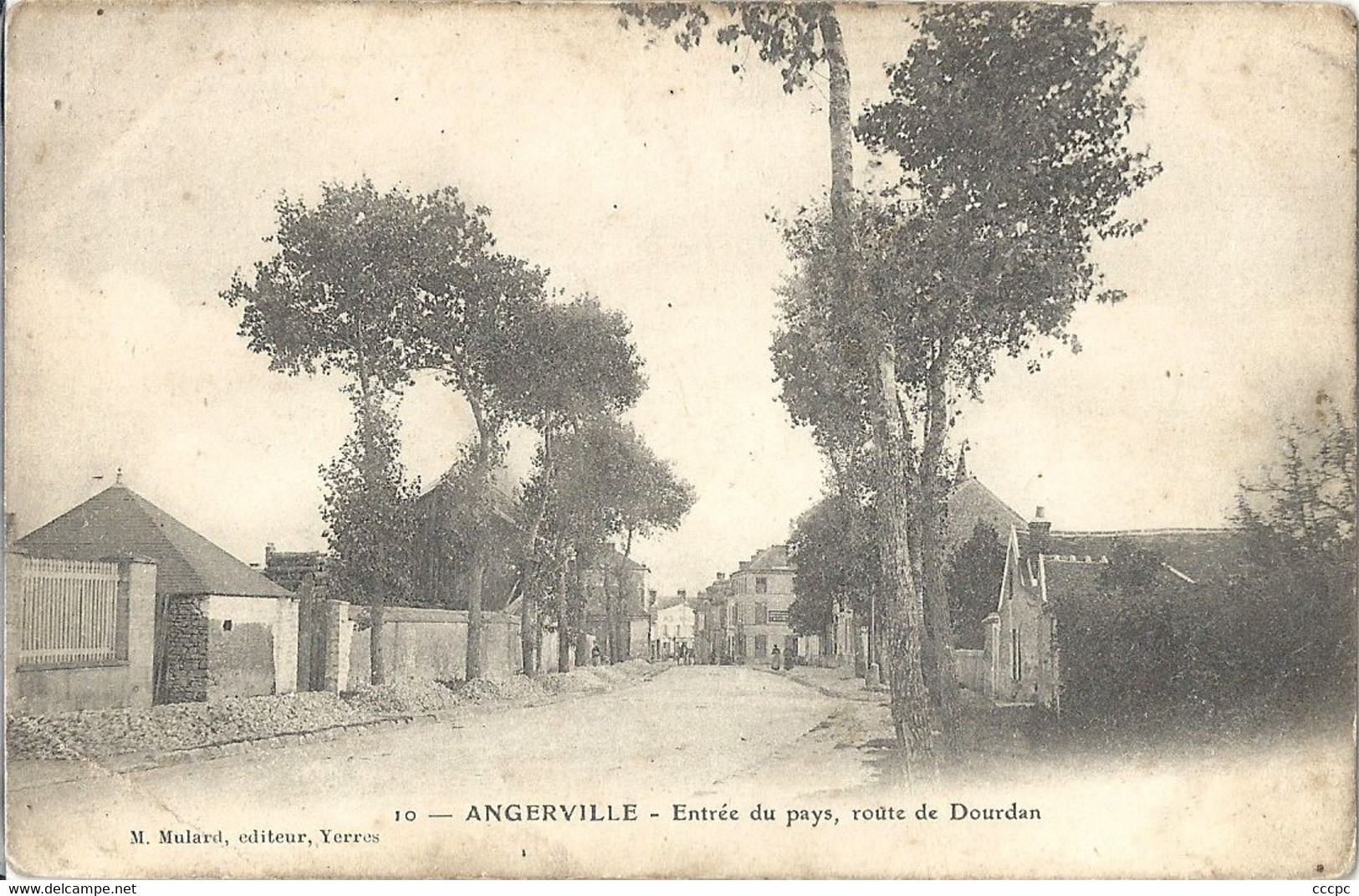 CPA Angerville Entrée du Pays Route de Dourdan