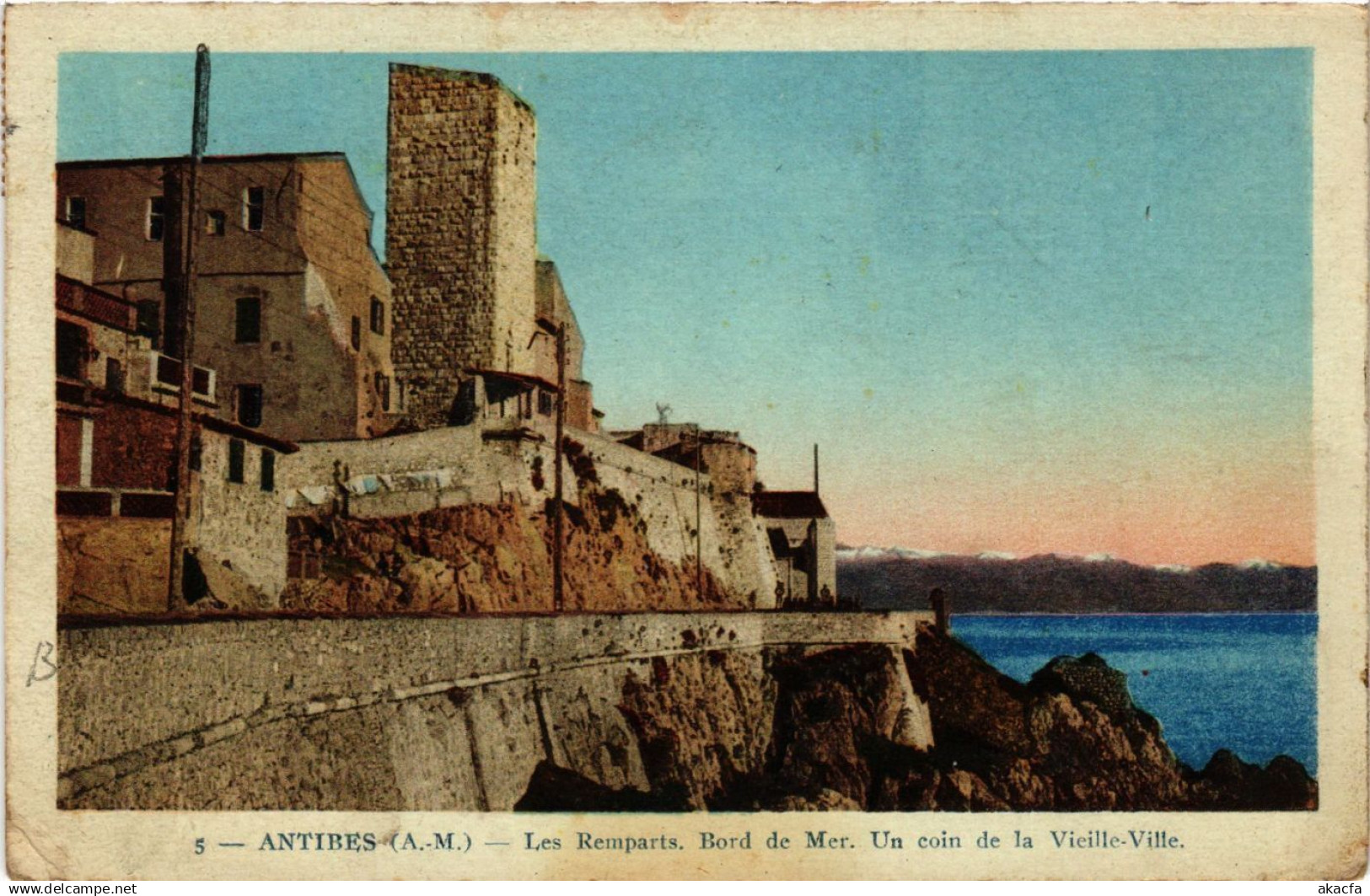 CPA ANTIBES - Les Remparts - Bord de Mer - Un coin de la Vieille-Ville (639598)