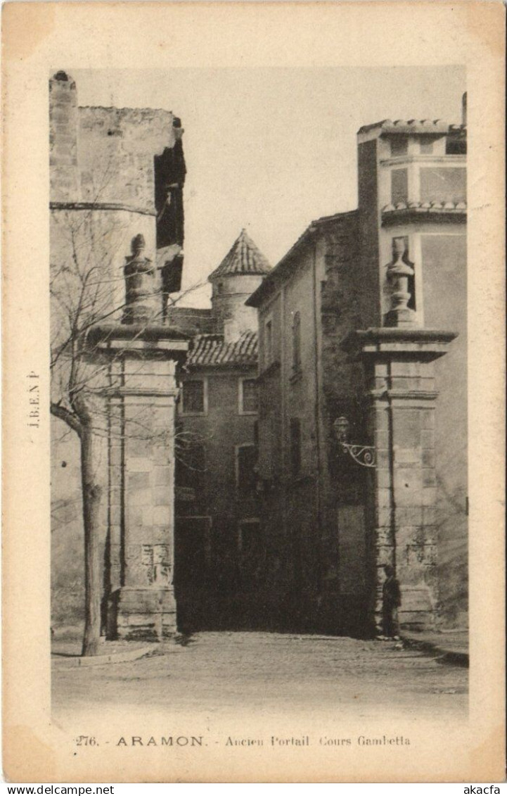 CPA ARAMON - Auchien Portail Cours Gambetta (123171)