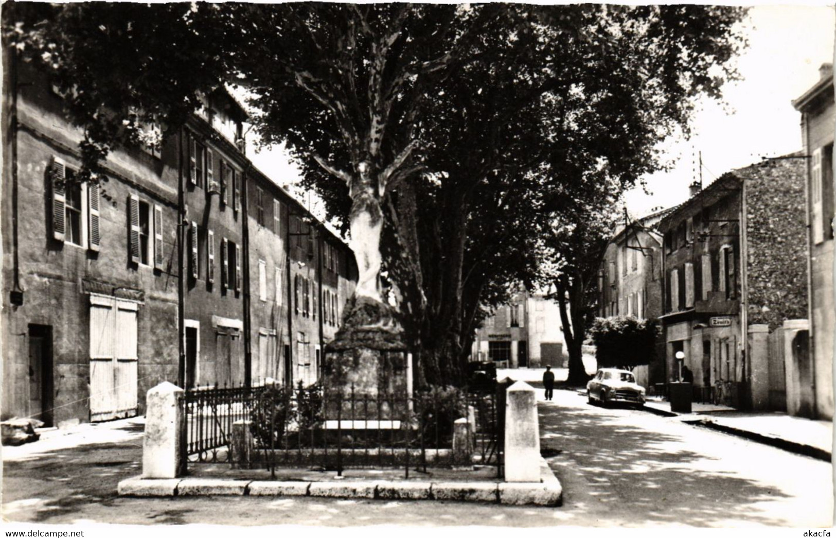 CPA AURIOL Monument aux Morts et Cours de Verdun (339940)