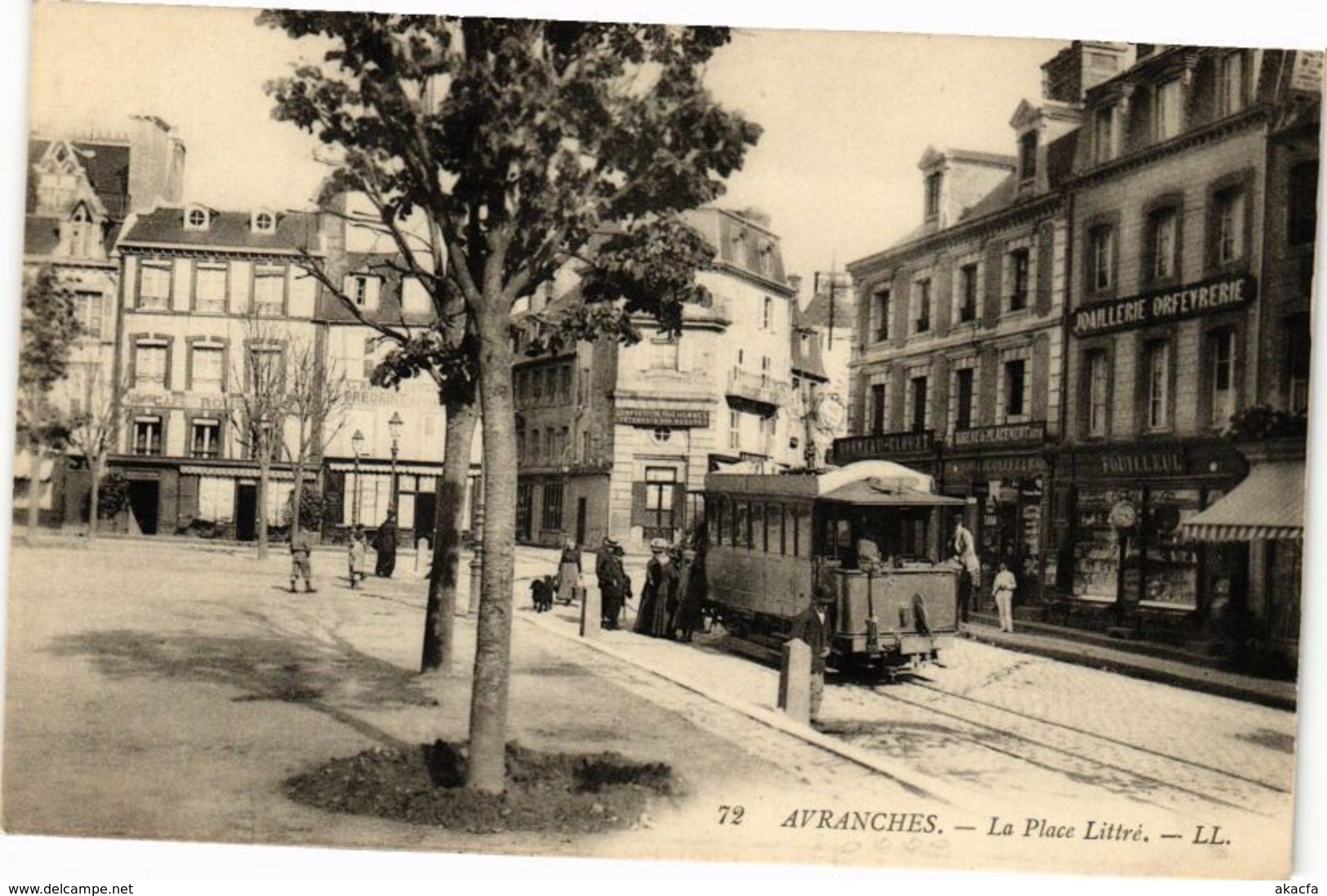 CPA AVRANCHES-La Place Littre (209345)