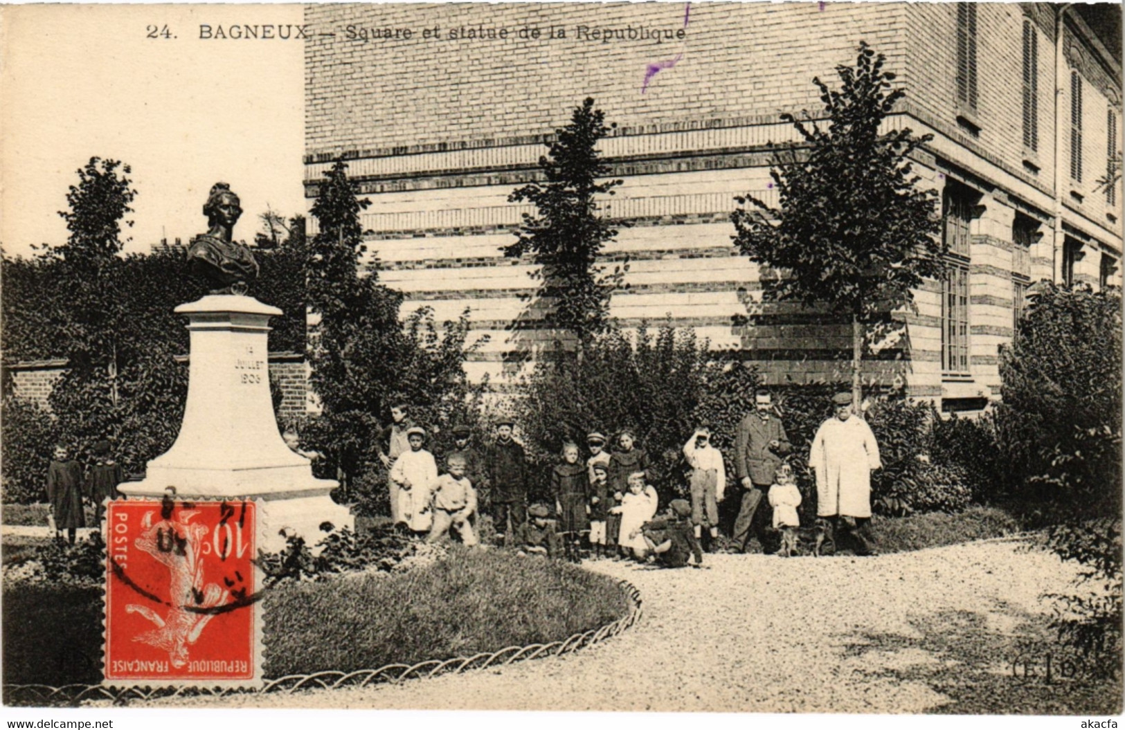 CPA BAGNEUX - Square et stature de la République (987073)