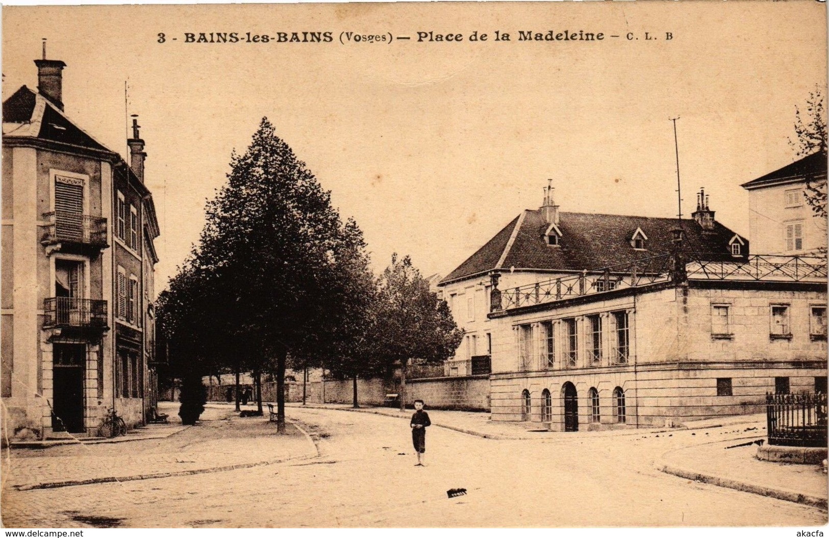 CPA BAINS-les-BAINS - Place de la Madeleine (184664)