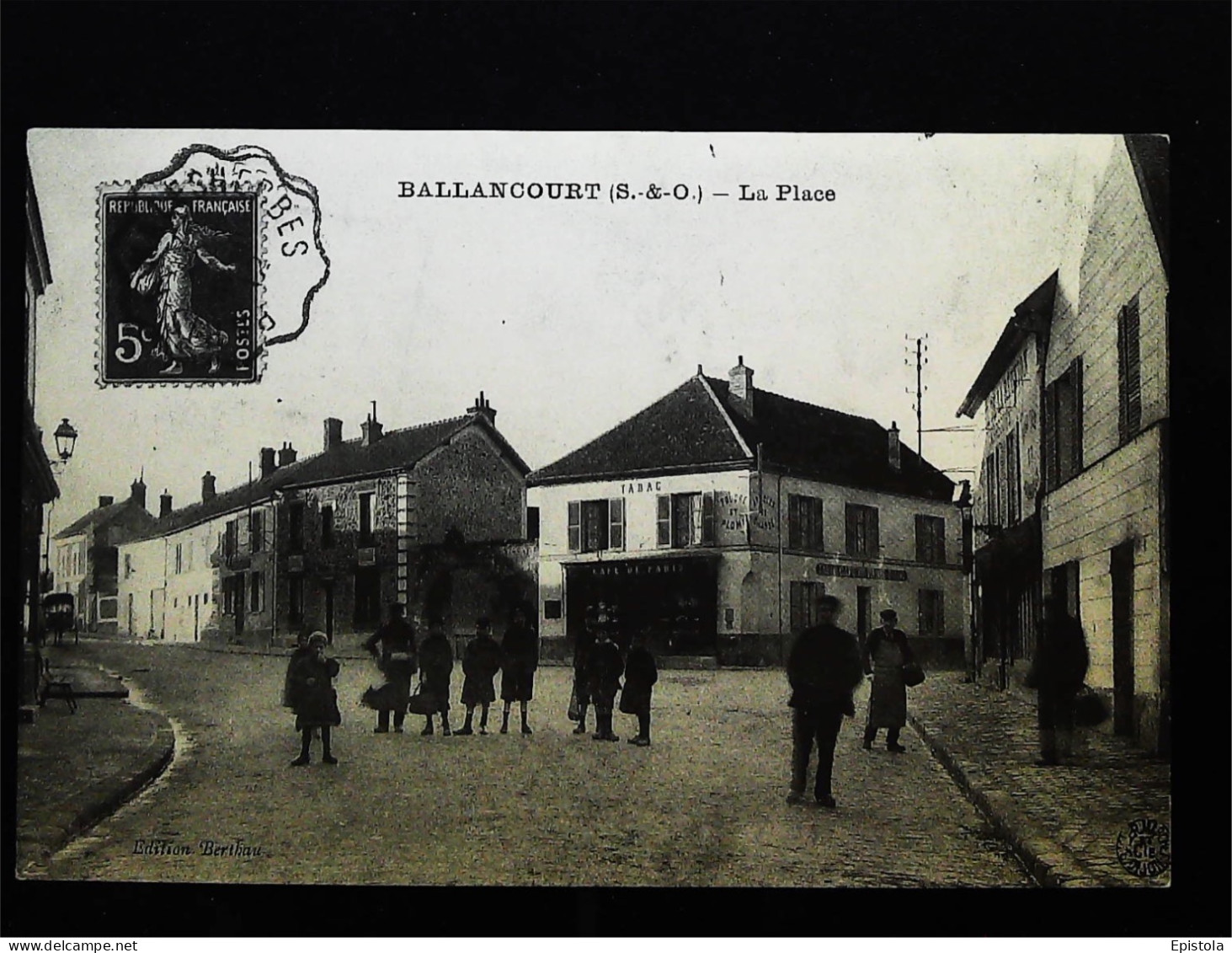 ► Cpa Ballancourt-sur-Essonne  - Place animée  (Reproduction Collection Edito)