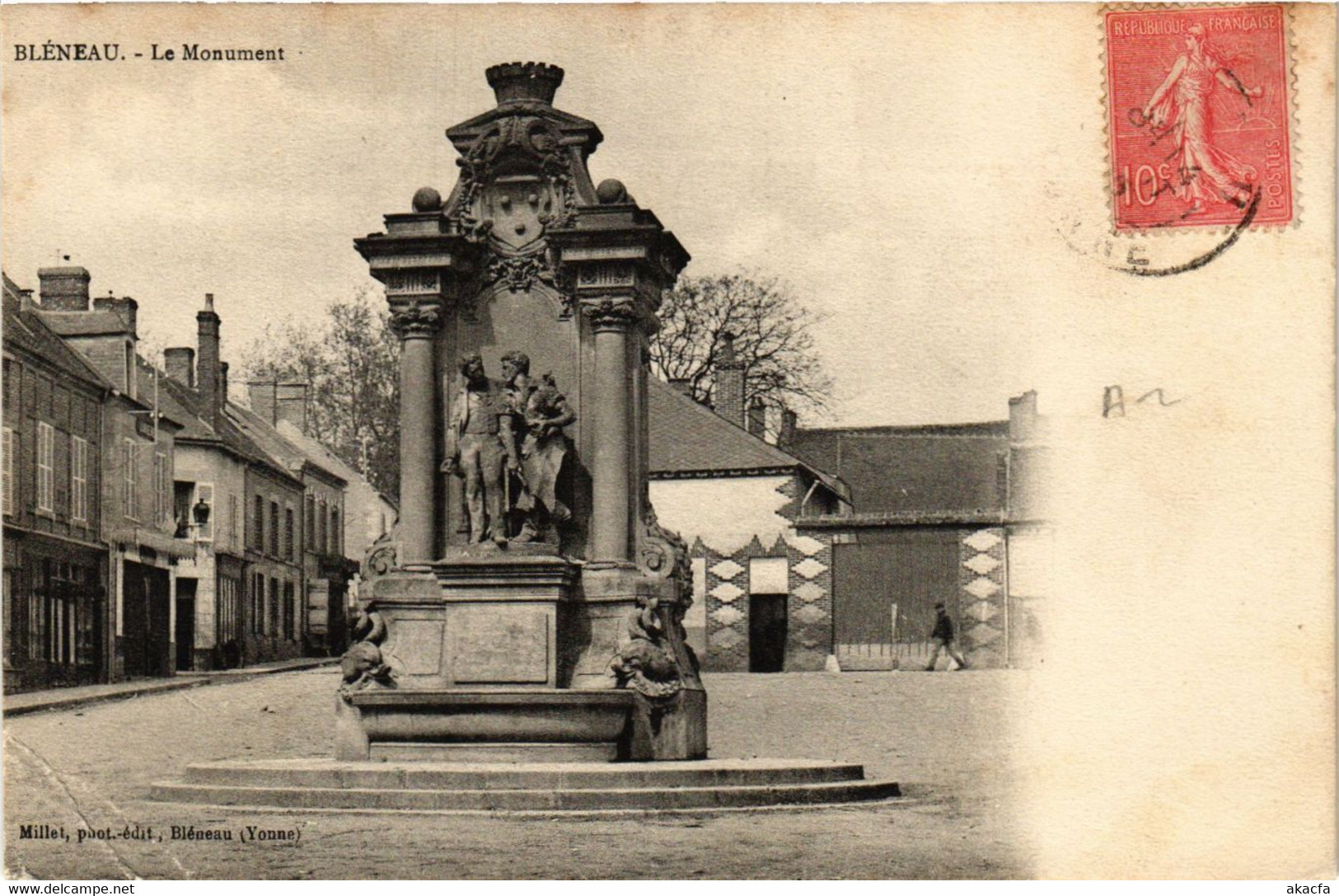 CPA BLENEAU - Le Monument (657256)