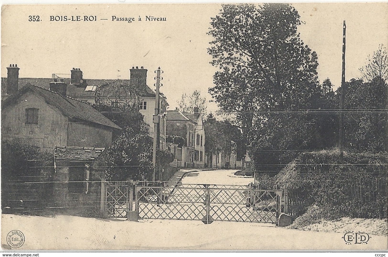 CPA Bois-le-Roi Passage à Niveau