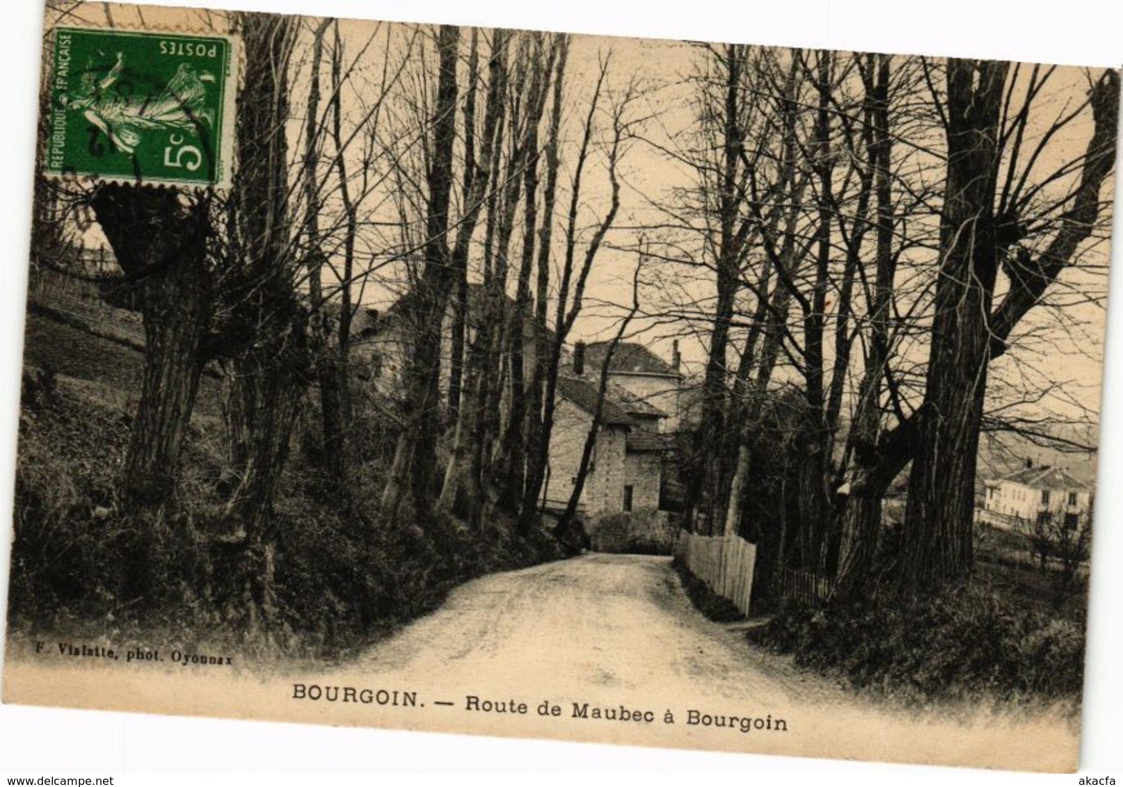 CPA BOURGOIN - Route de Maubec a BOURGOIN (229993)