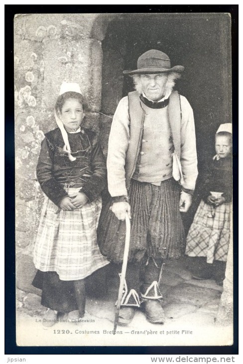 cpa Bretagne -- Costumes bretons -- Grand'Père et petite fille -- photo Le Doaré Chateaulin    DEC15 07