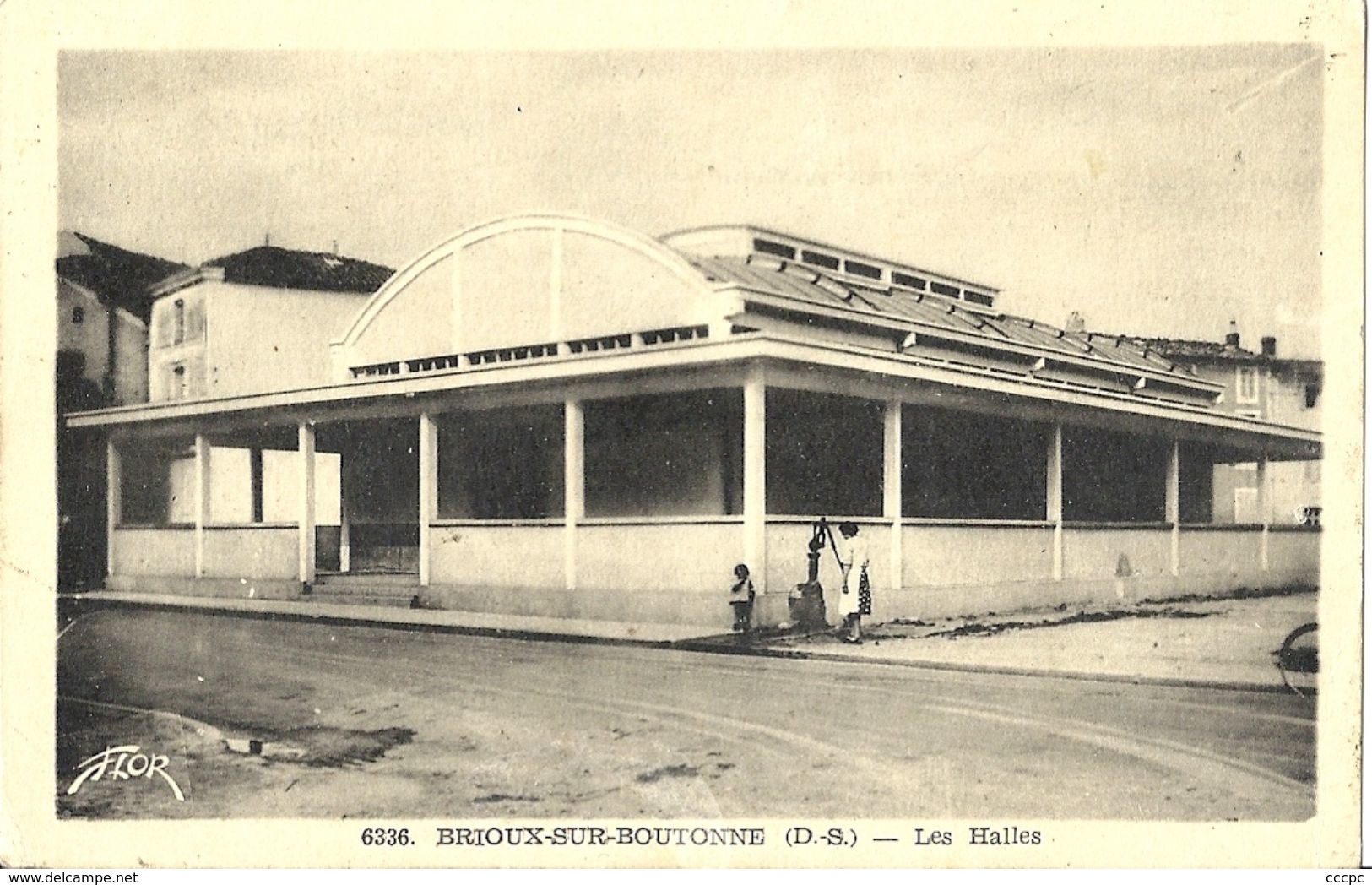 CPA Brioux sur Boutonne Les Halles