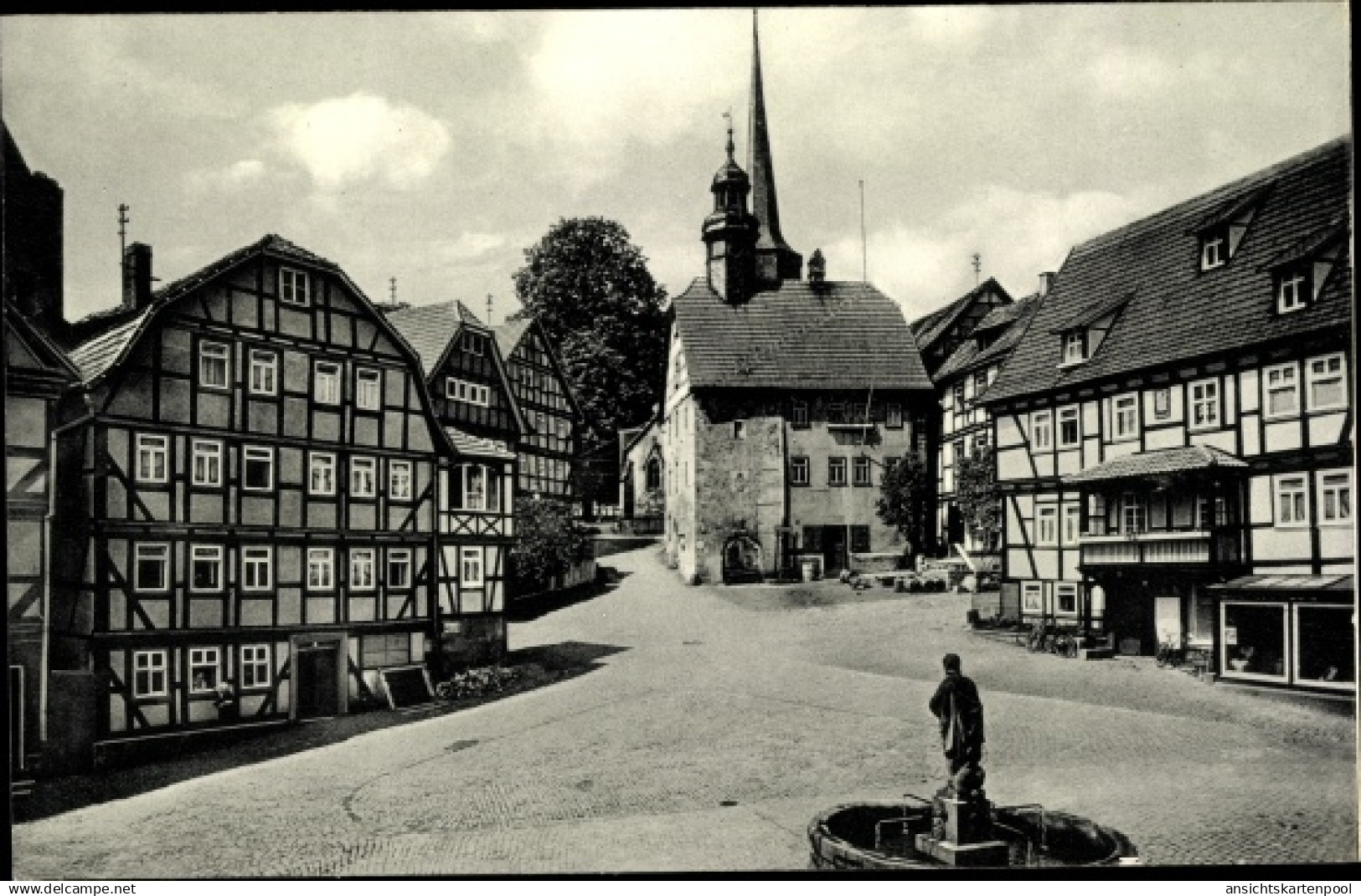 CPA Burgenstadt Schlitz Vogelsbergkreis, Fachwerkhäuser am Markt, Brunnen