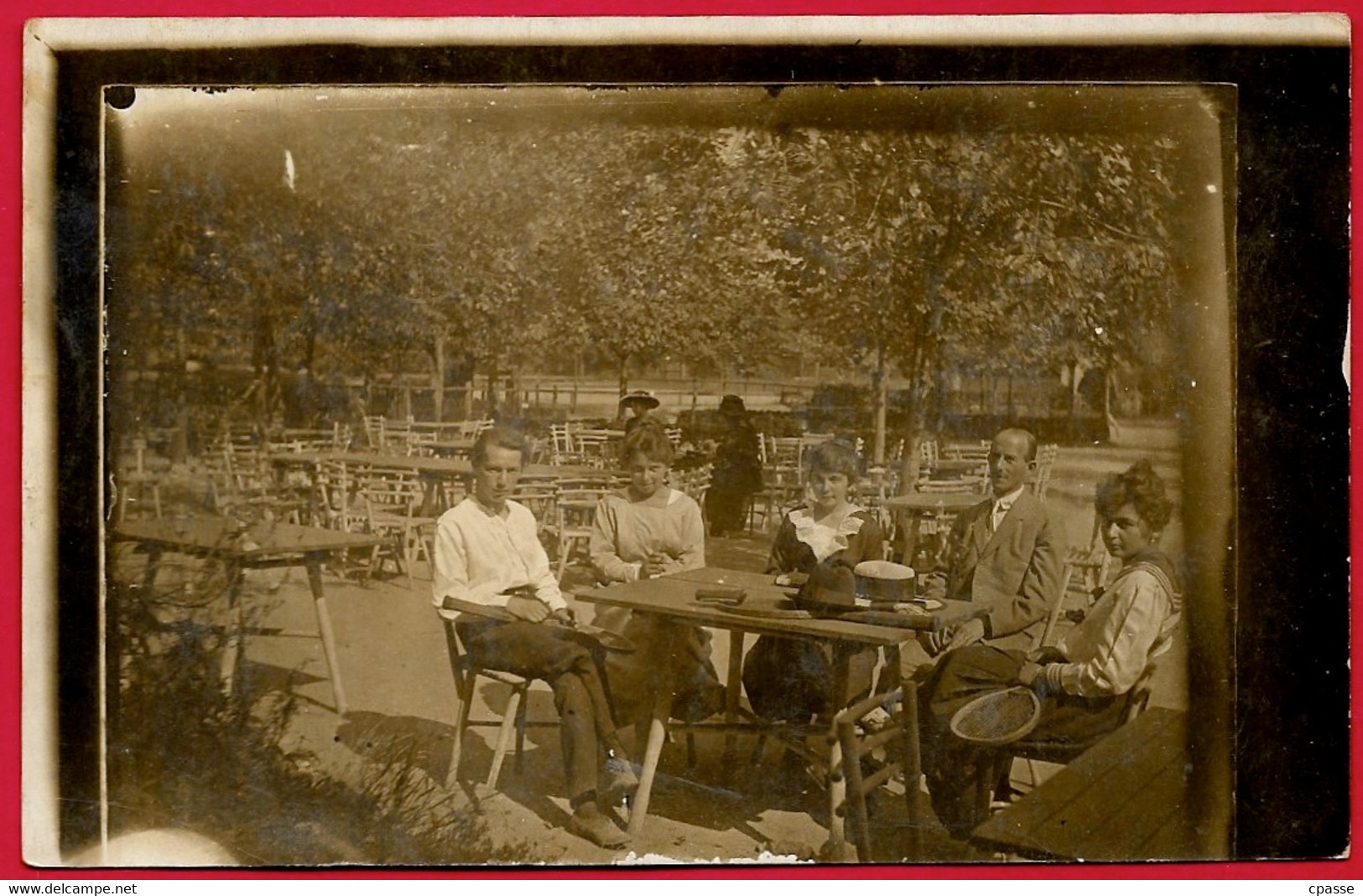 CPA Carte-Photo (Hongrie Hungary à confirmer...) Personnes en terrasse