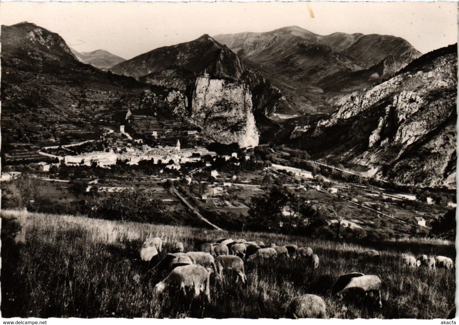 CPA Castellane sur la route Napoleon Vue Generale (922049)