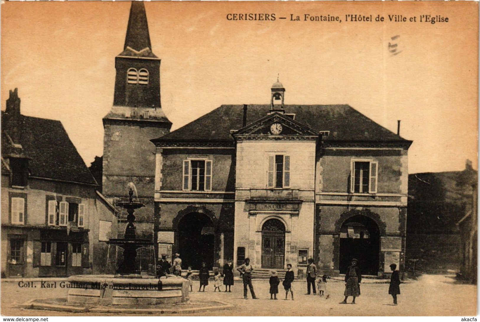 CPA CERISIERS La Fontaine Hotel de Ville et Église (869038)