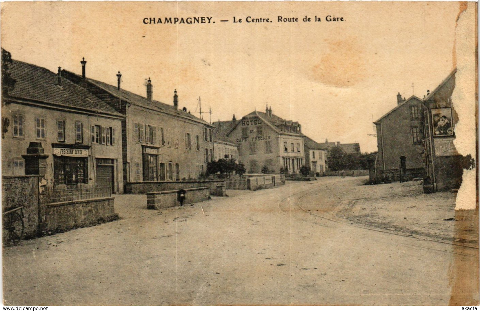 CPA CHAMPAGNEY - Le Centre. Route de la Gare (452305)