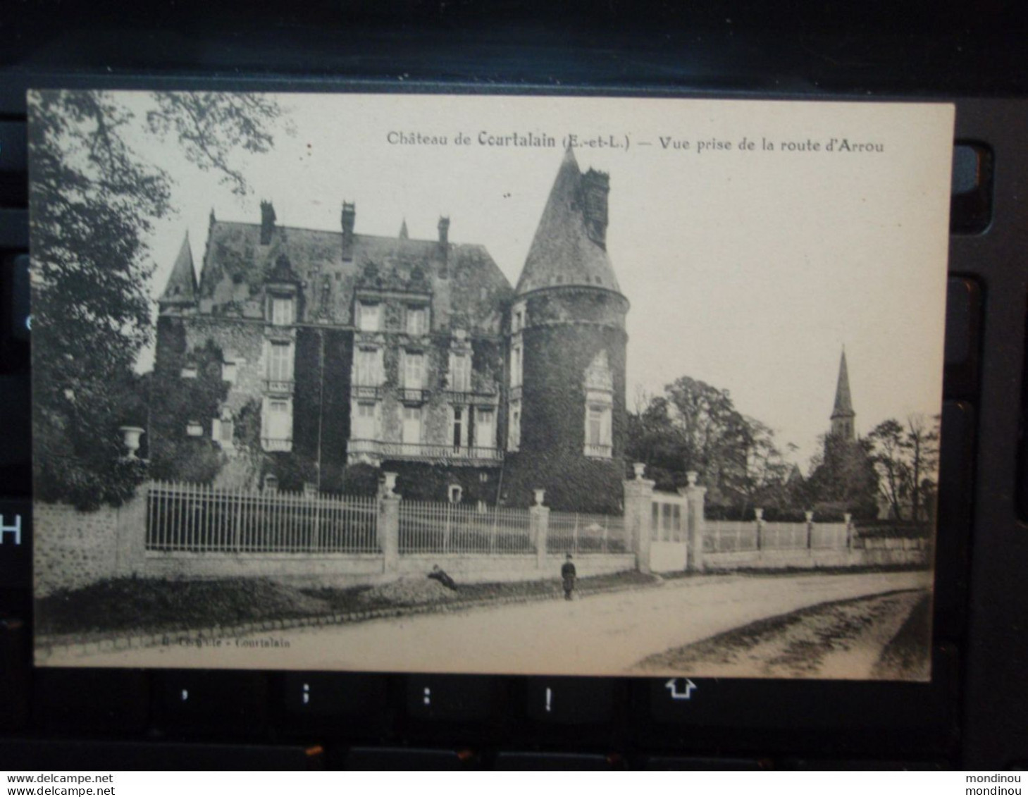 Cpa Château de Courtalain - Vue prise de la route d'Arrou. 1921