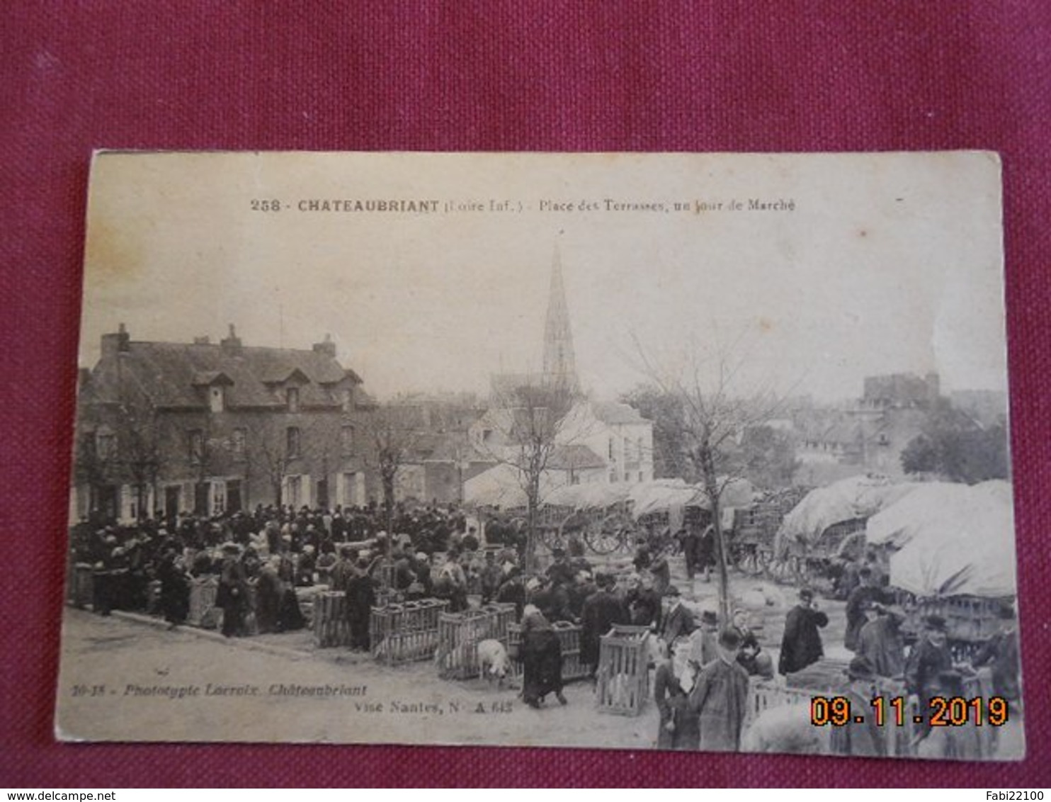 CPA - Châteaubriant - Place des Terrasses, un jour de Marché