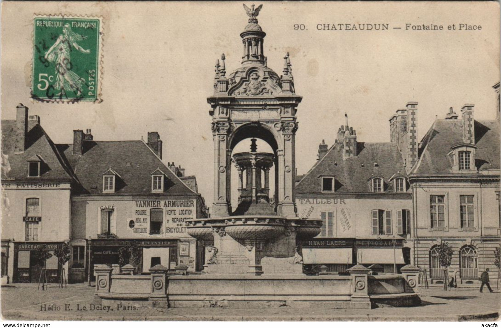 CPA CHATEAUDUN - Fontaine et Place (131500)