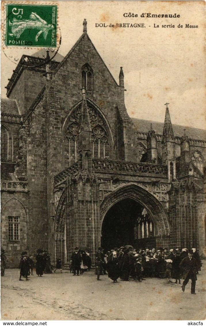 CPA Cote d'Emeraude - DOL-de-BRETAGNE - La sortie de Messe (298128)