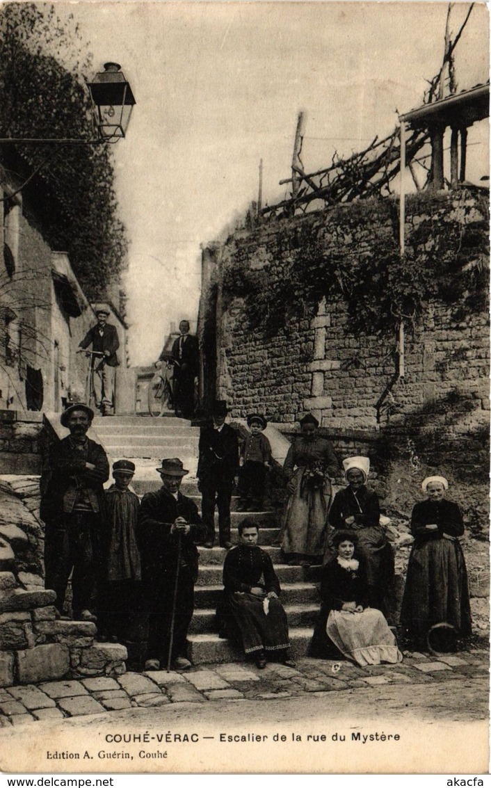 CPA COUHE-VERAC - Escalier de la rue du Mystere (255789)