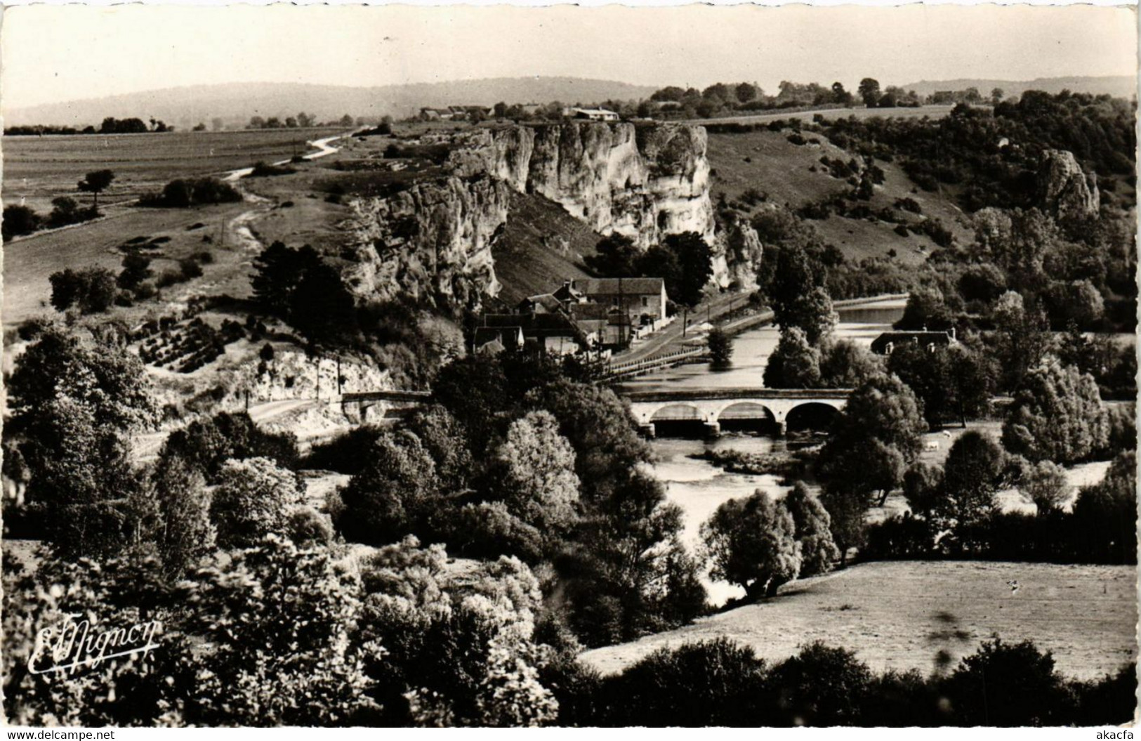 CPA COULANGES-sur-YONNE - ses Env. - La Vallée de l'YONNE (357874)