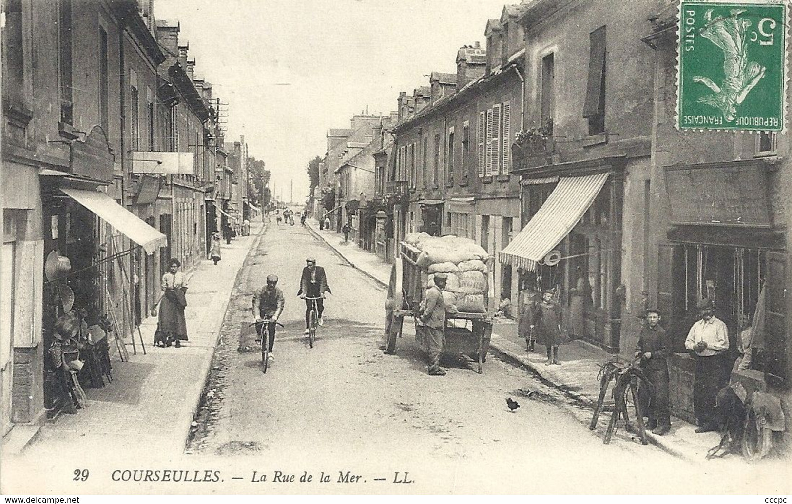 CPA Courseulles-sur-Mer La Rue de la Mer