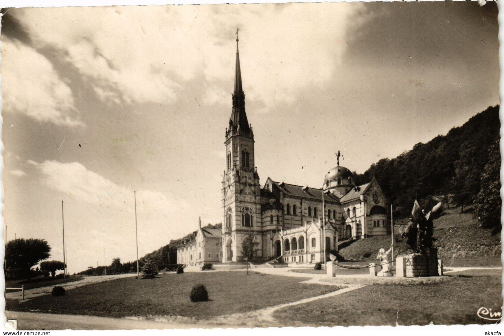 CPA COUSSEY La Basilique du Bois-Chenu élevée a la mémoire... (200334)