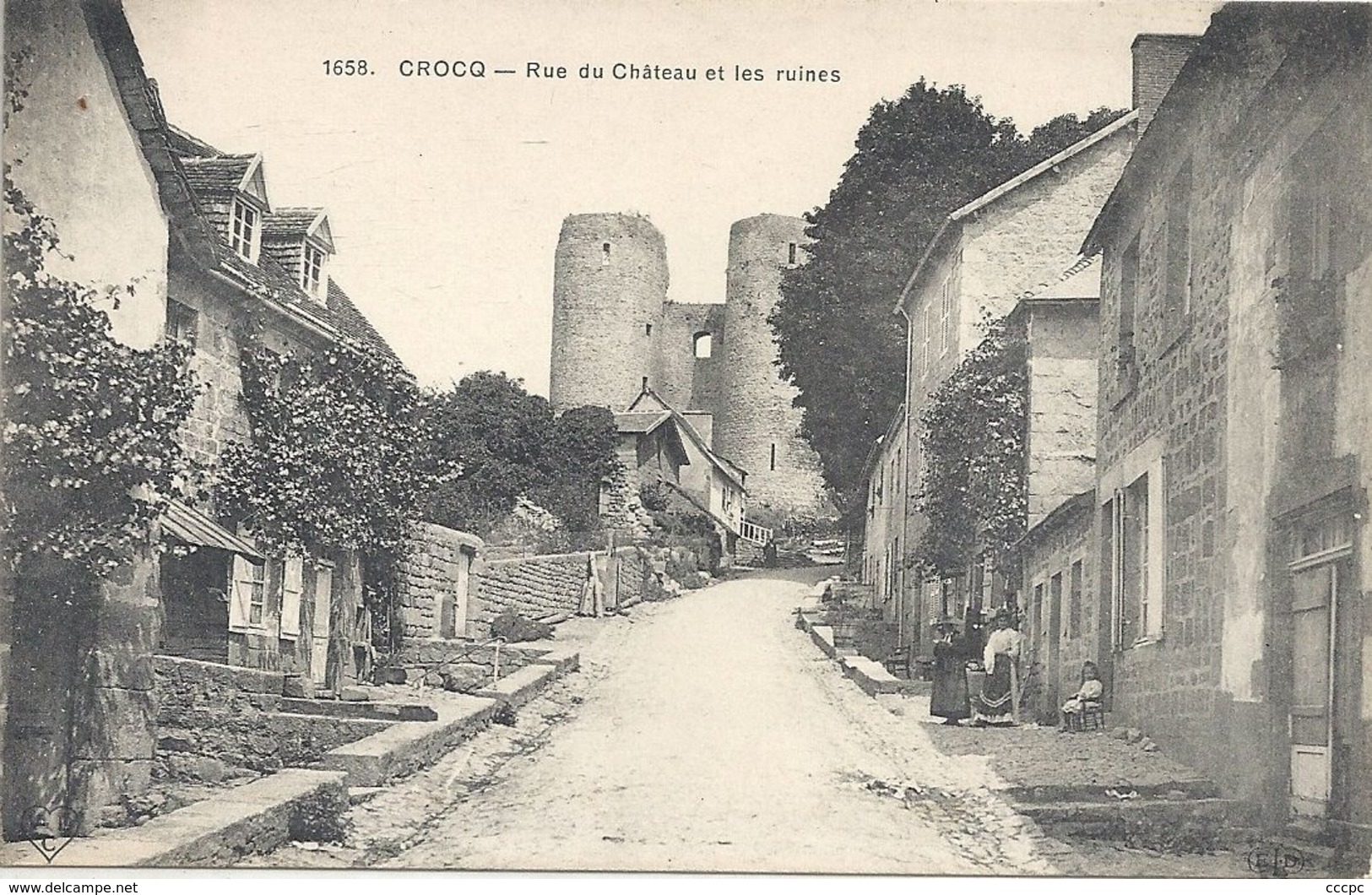 CPA Crocq Rue du Château et les Ruines