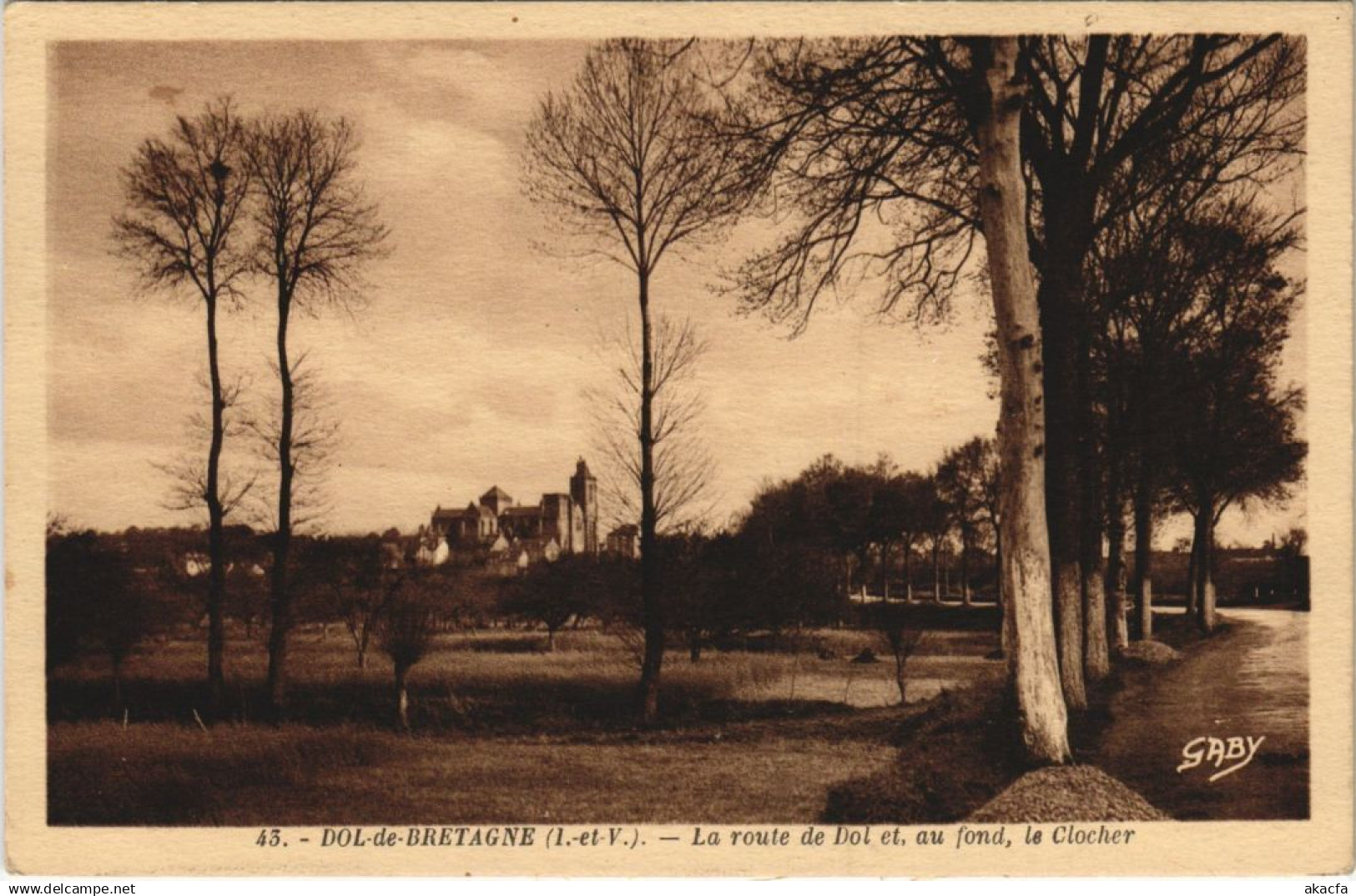 CPA DOL-de-BRETAGNE La Route de Dol et au Fond le Clocher (1252032)