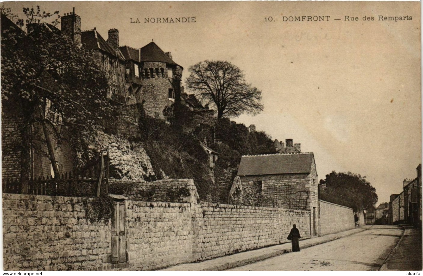 CPA DOMFRONT - Rue des Remparts (259242)