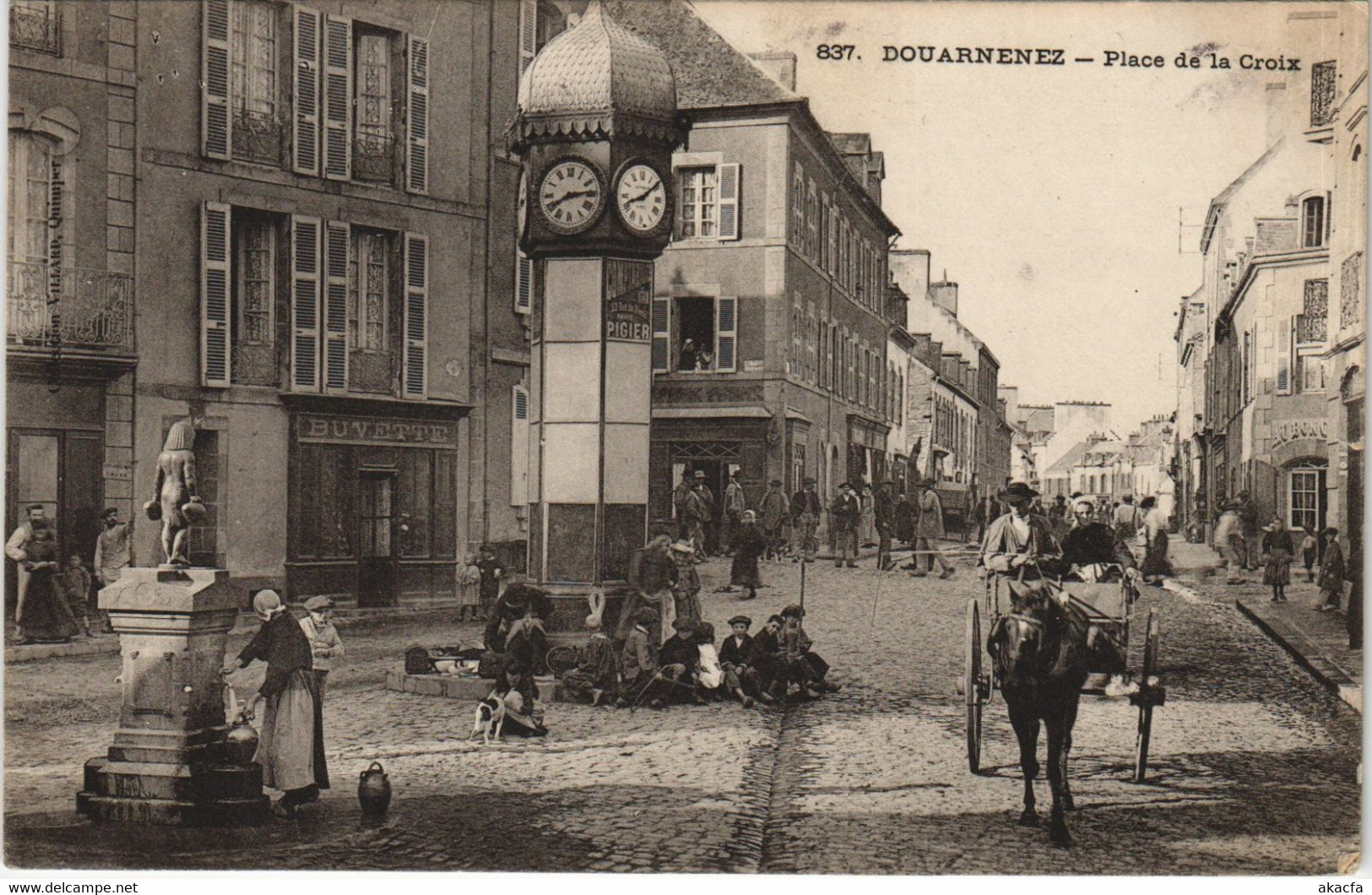 CPA DOUARNENEZ Place de la Croix (978020)