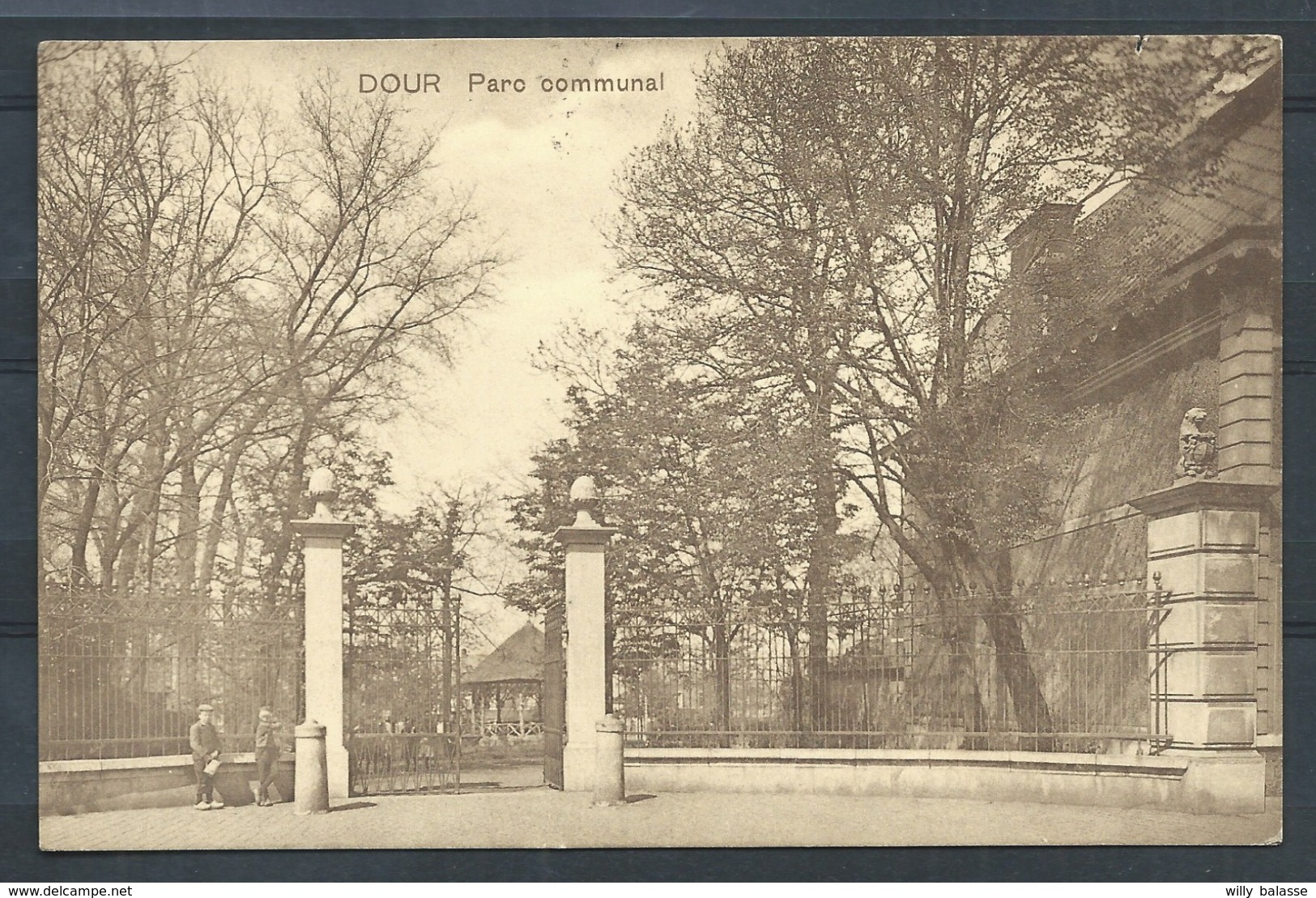 +++ CPA - DOUR - Parc communal   //