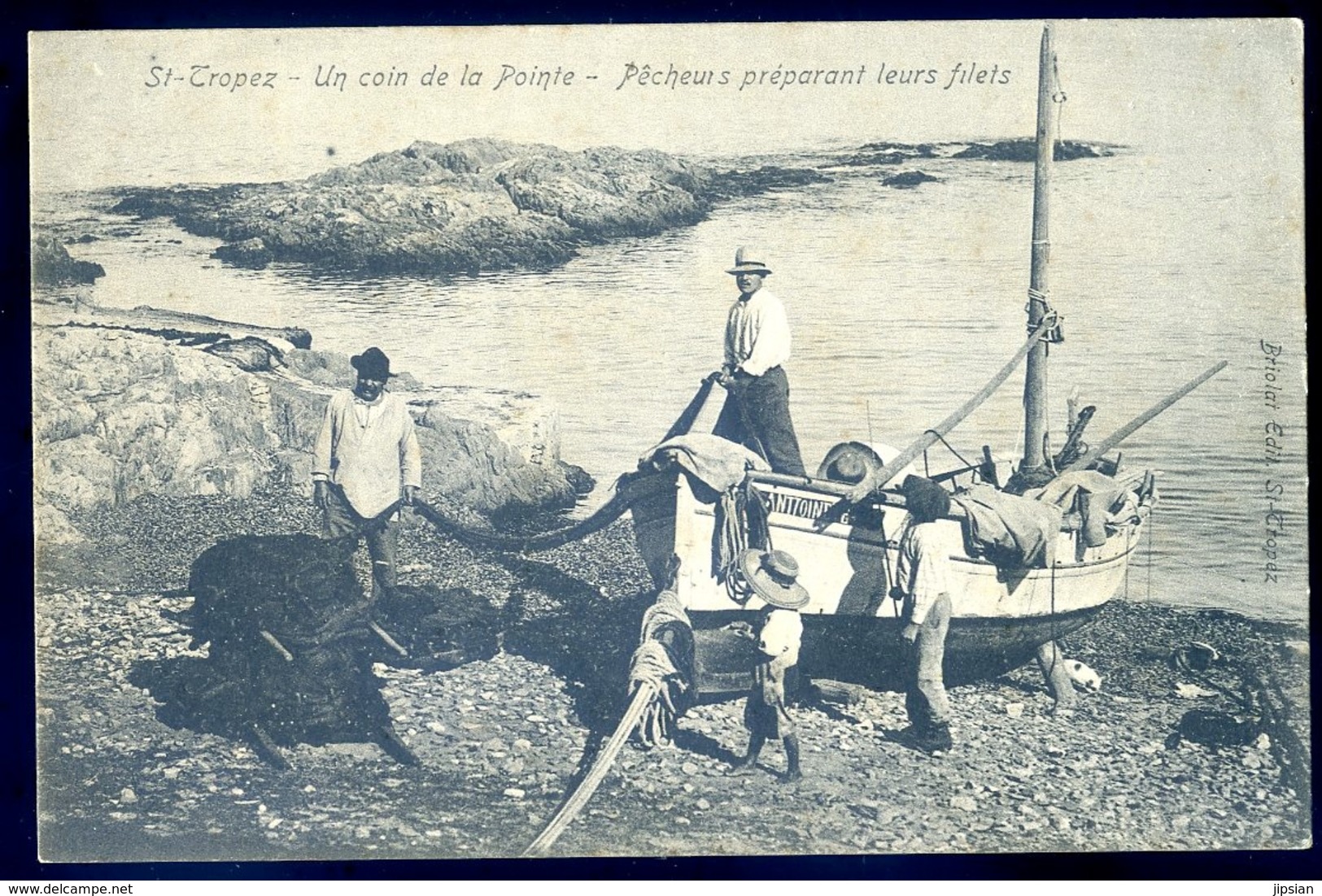 cpa du 83 St Tropez un coin de la Pointe -- Pêcheurs préparant leurs filets   LZ93