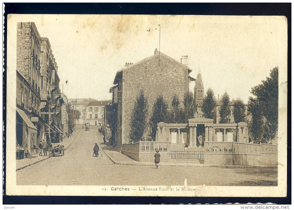 cpa du 92  Garches avenue Foch et le monument    LIOB104