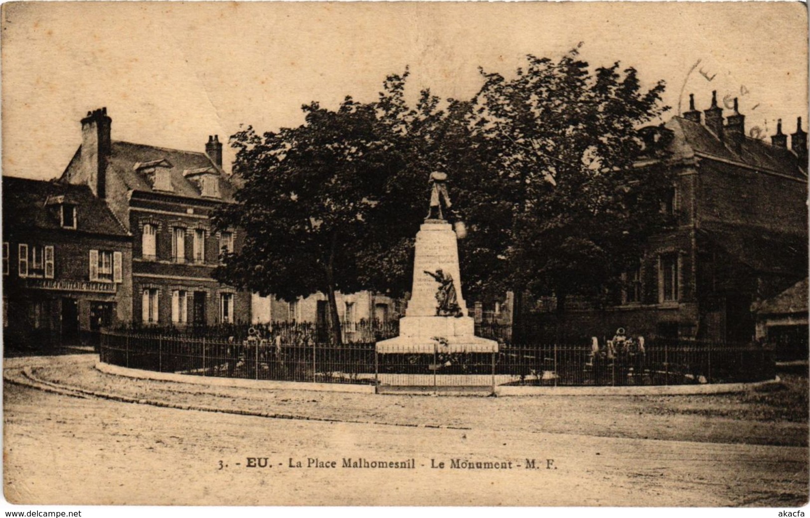 CPA EU - La Place Malhomesnil - Le Monument (105207)