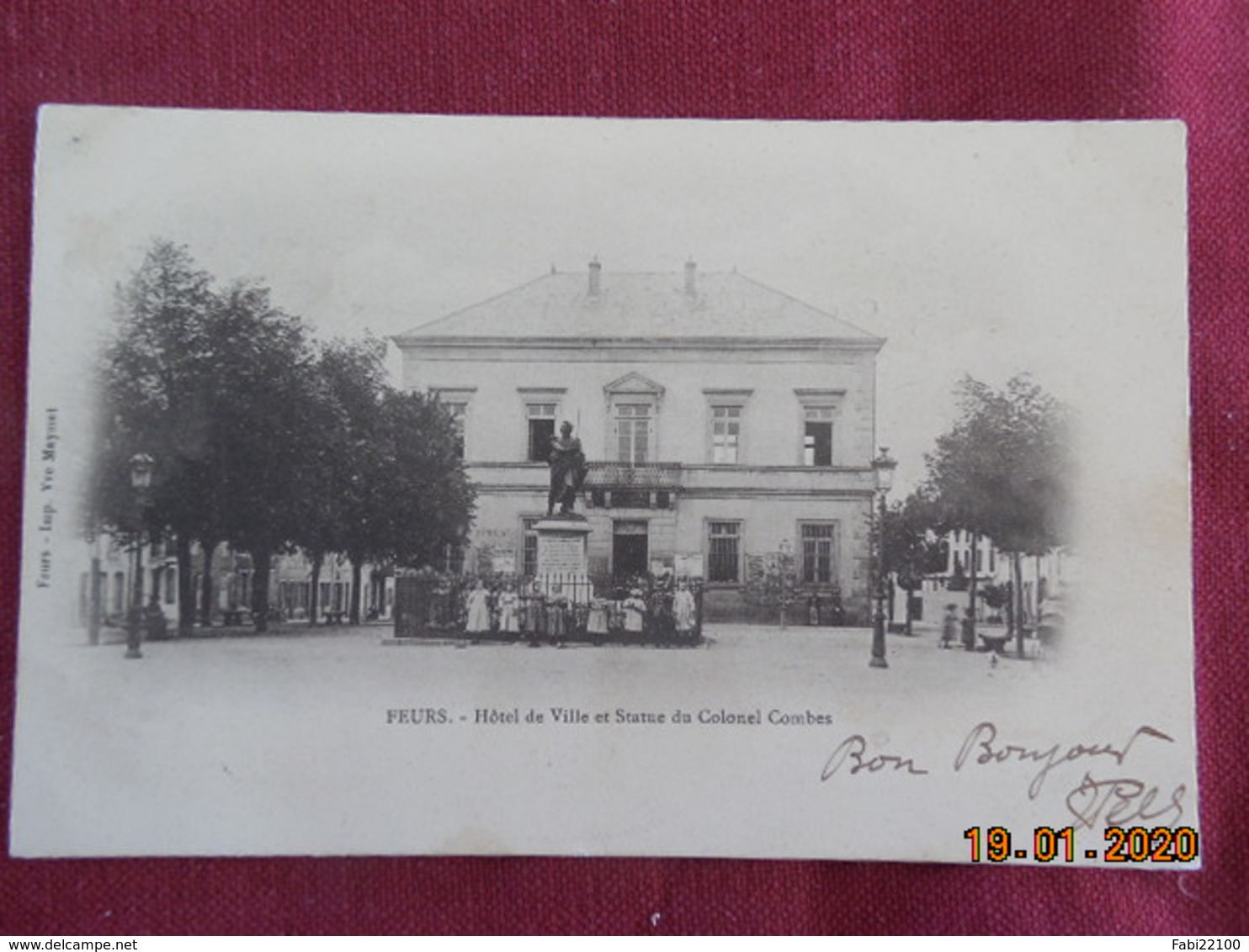 CPA - Feurs - Hôtel de Ville et Statue du Colonel Combes