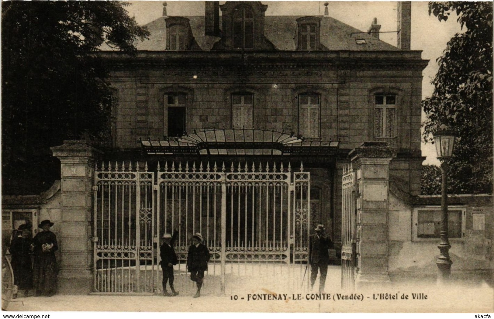 CPA FONTENAY-le-COMTE - L'Hotel de Ville (167383)