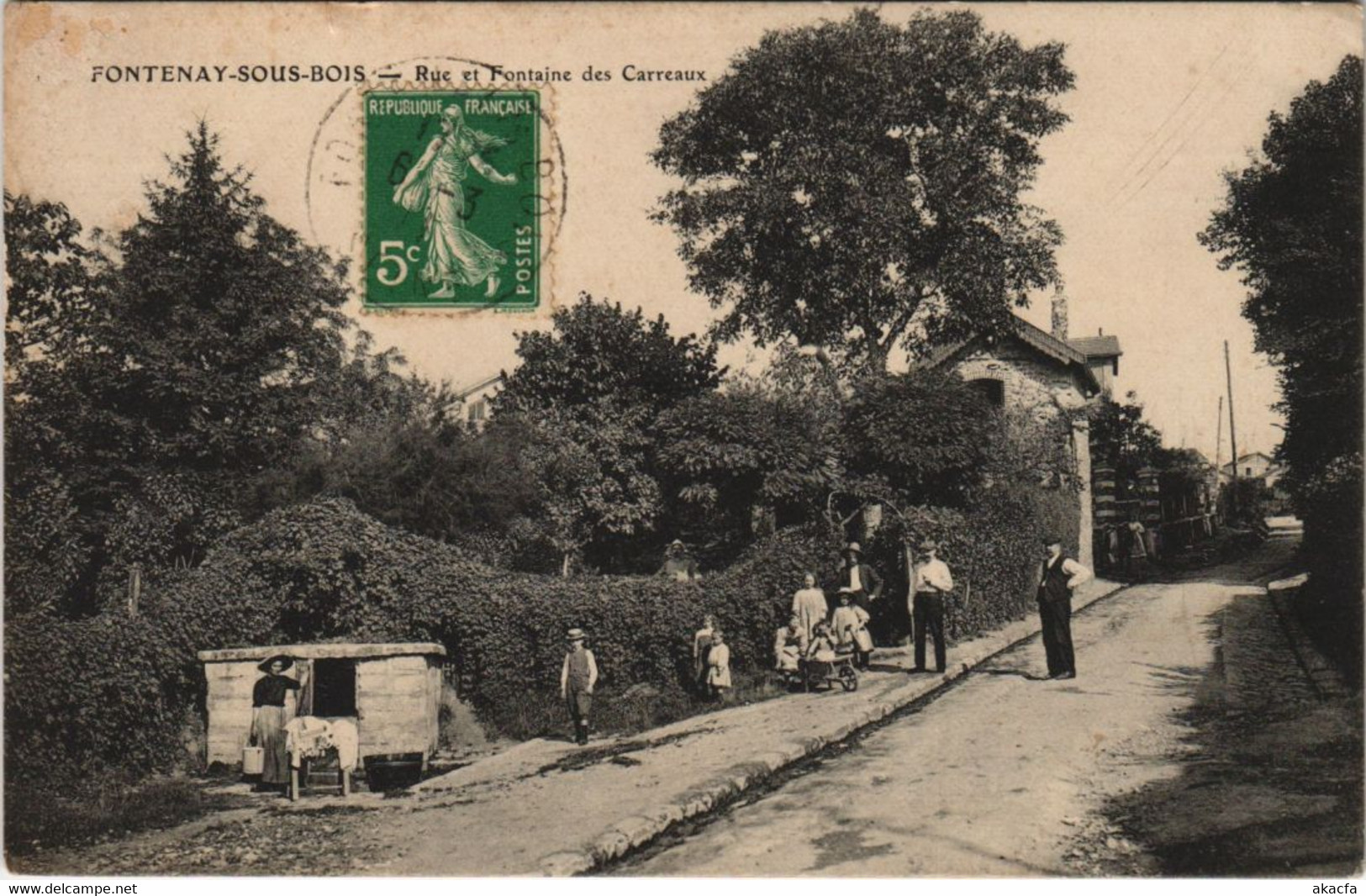 CPA FONTENAY-sous-BOIS - Rue et Fontaine des Carreaux (44984)