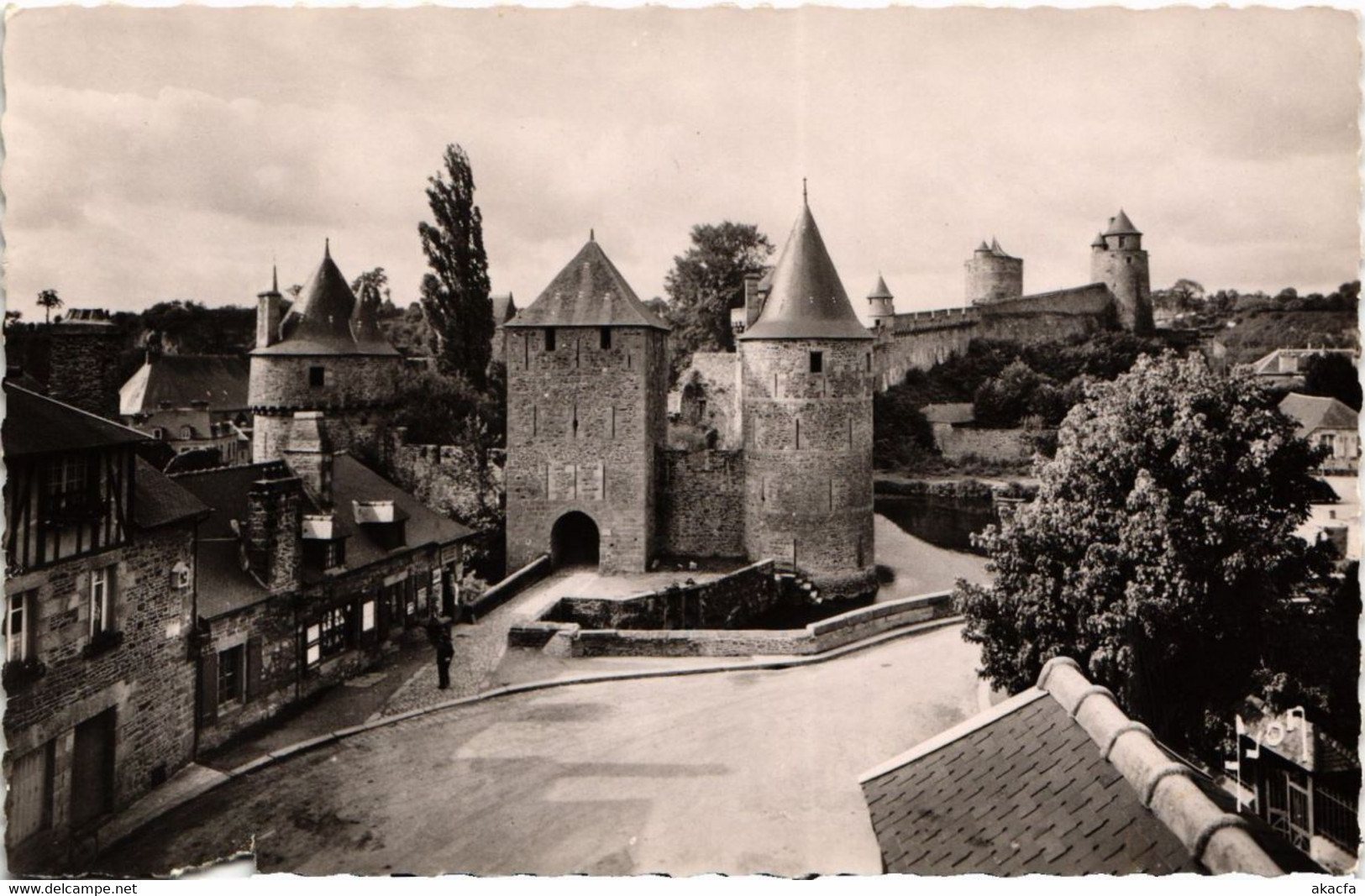 CPA Fougeres L'entree du Chateau FRANCE (1015096)