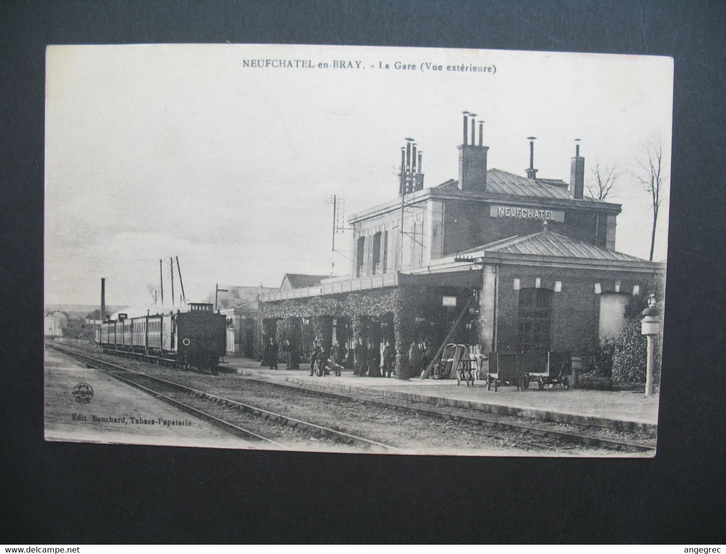 CPA Gare :  Neufchâtel-en-Bray - La Gare vue de l'extérieur