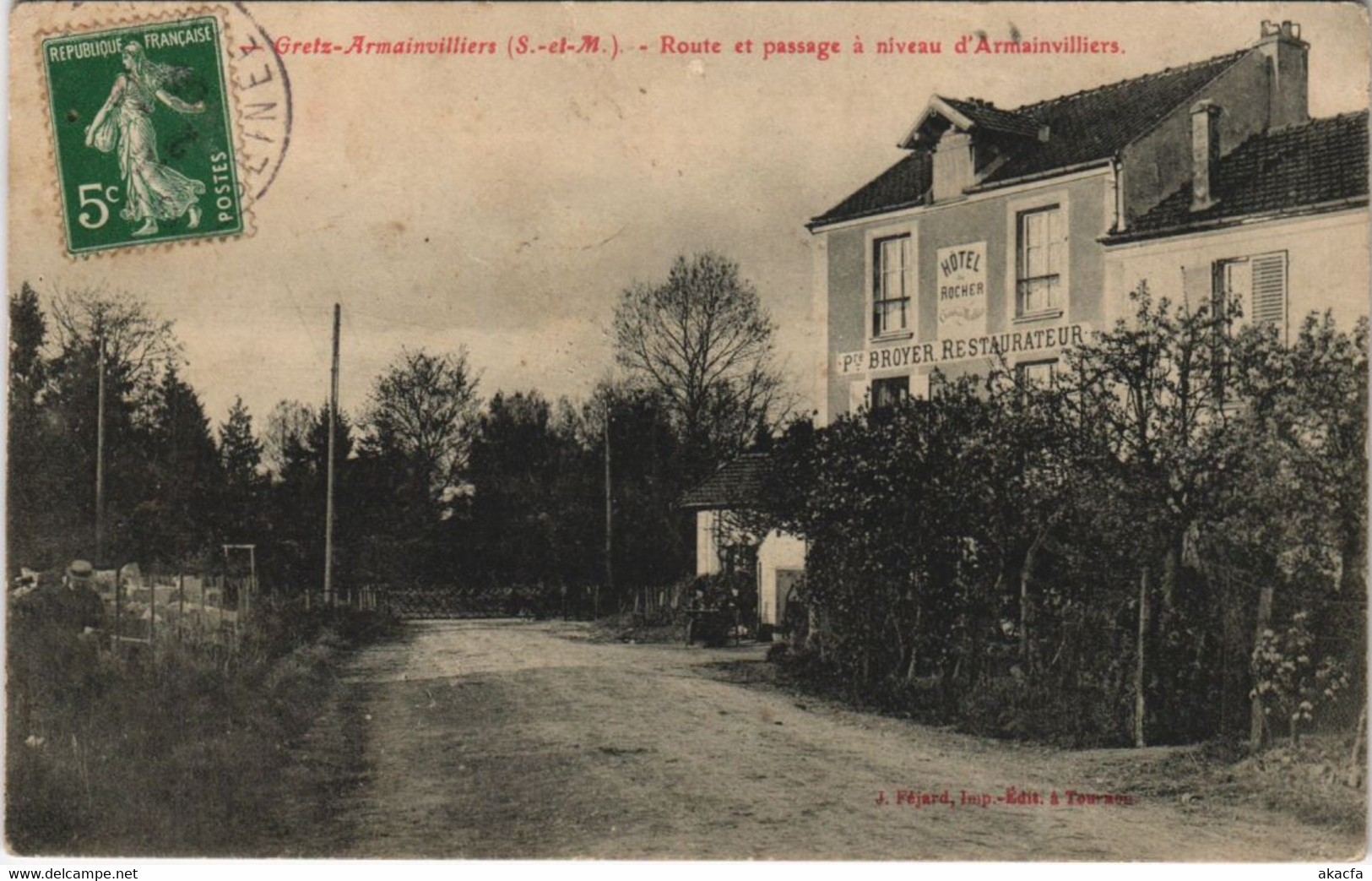 CPA GRETZ-ARMAINVILLIERS - Route et passage a niveau d'ARMAINVILLIERS (120355)