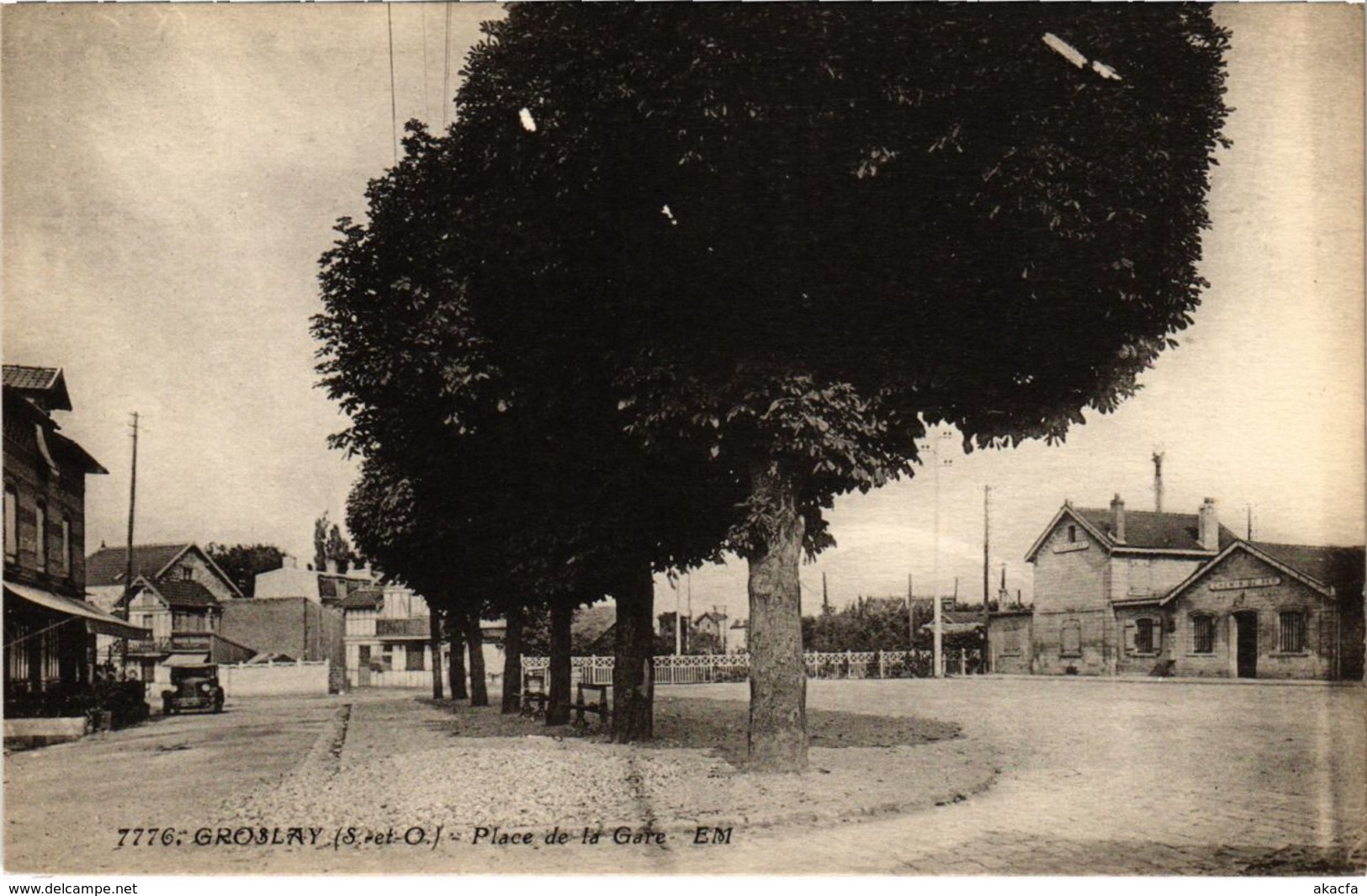 CPA GROSLAY - Place de la Gare (107905)