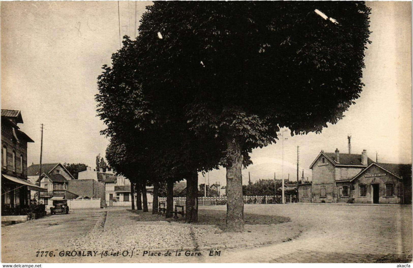 CPA GROSLAY - Place de la Gare (380802)