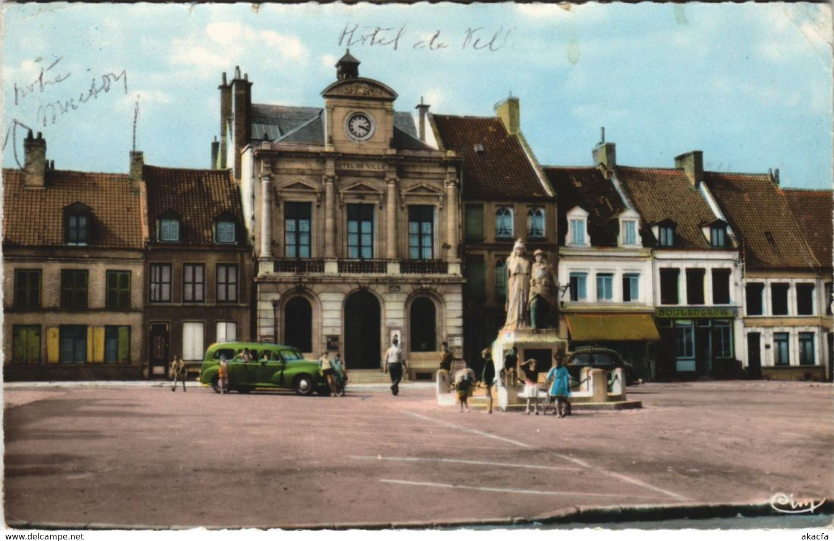 CPA GUINES Place du Maréchal Foch (805744)