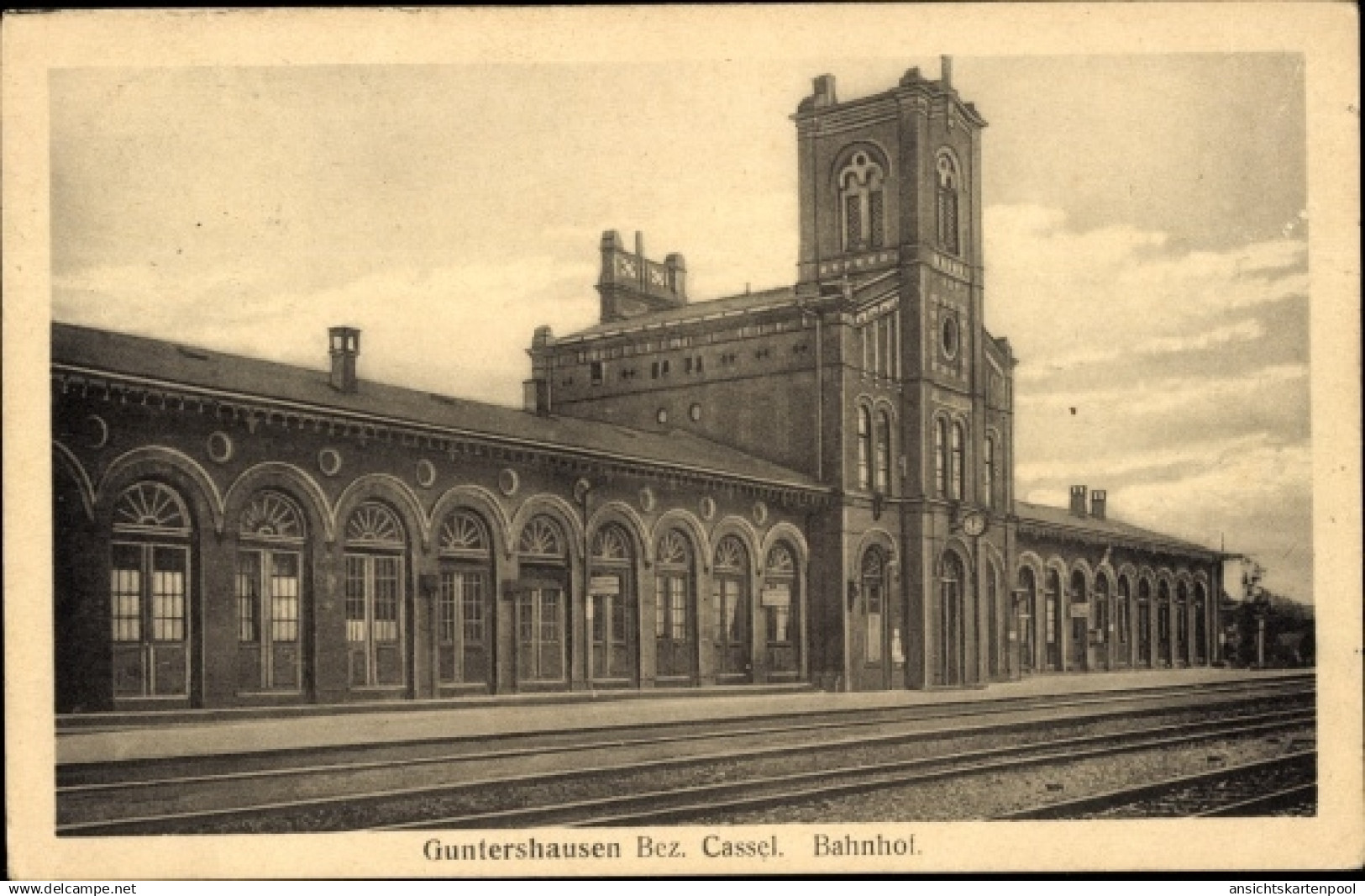 CPA Guntershausen Baunatal in Hessen, Bahnhof, Gleisseite, Bahnhofsgebäude