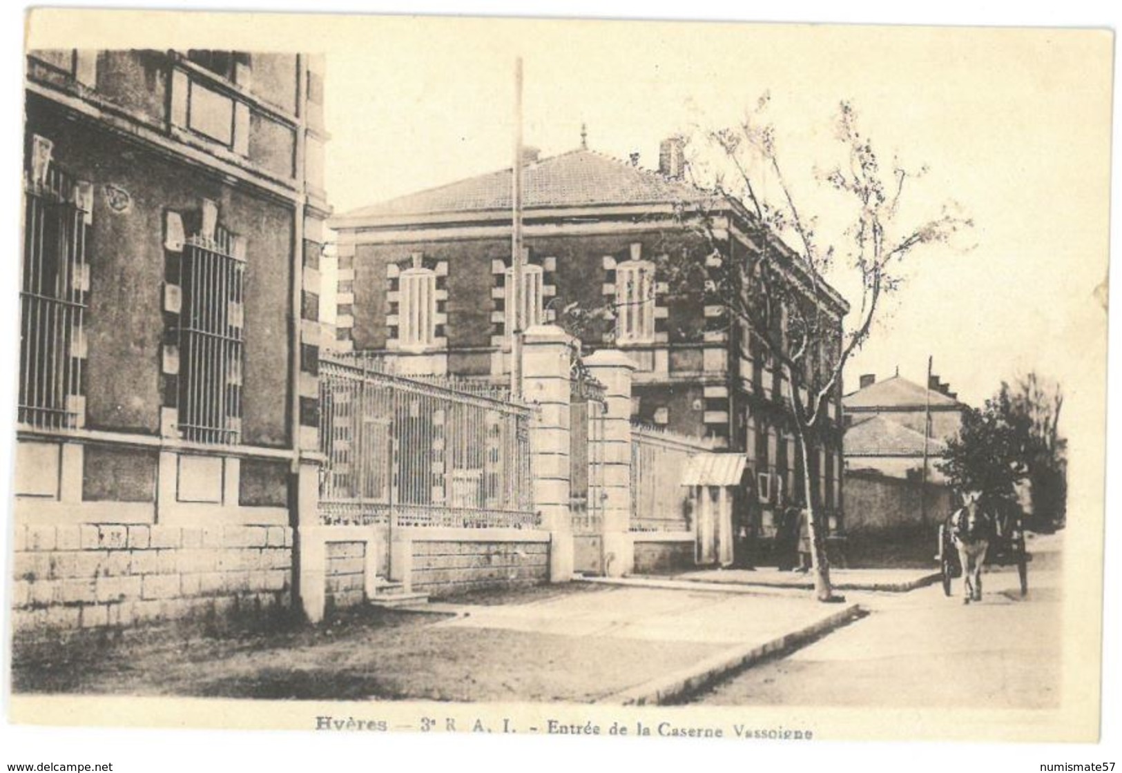 CPA HYERES - 3ème R.A.I. - Entrée de la Caserne Vassoigne - Ed. Albertini , Hyères