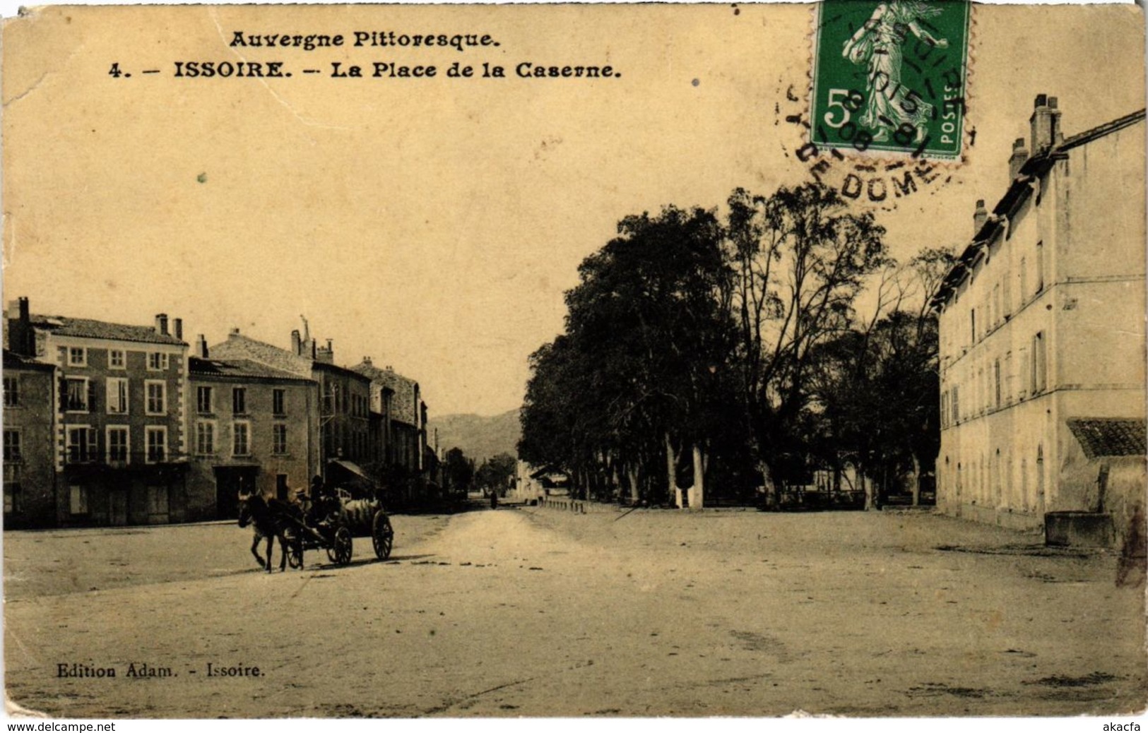 CPA ISSOIRE - La Place de la Caserne (106411)