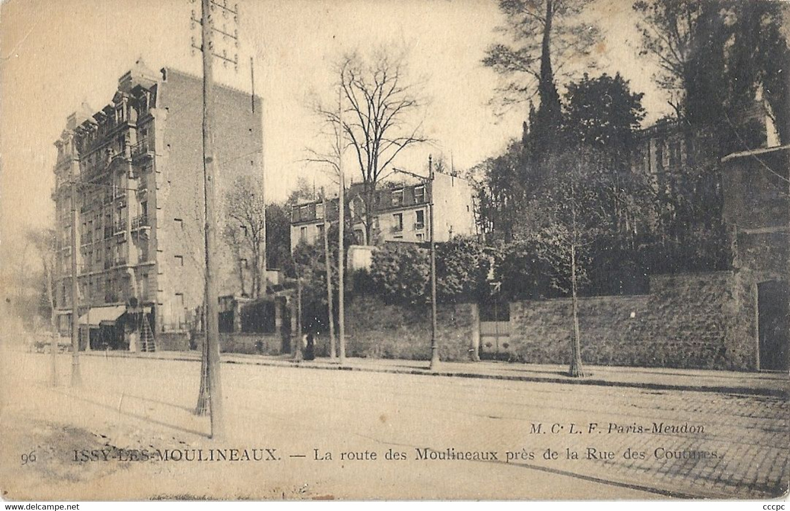 CPA Issy-les-Moulineaux La Route des Moulineaux près de la rue des Coutures